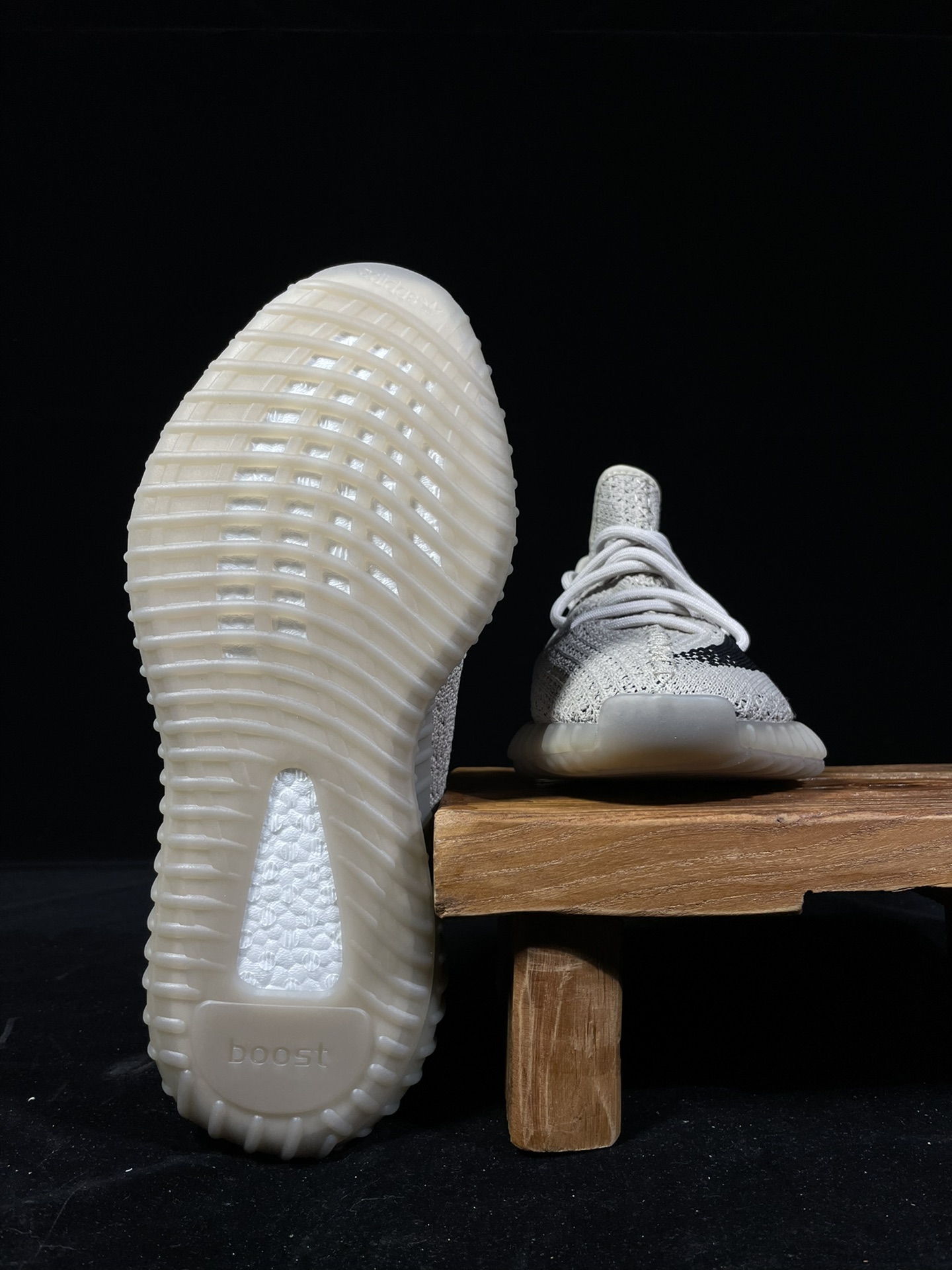 Yeezy 350v2米黑油漆条！最强性价比版本懂货的看鞋型一眼便知 不用赘述货号：hp-7990 尺码