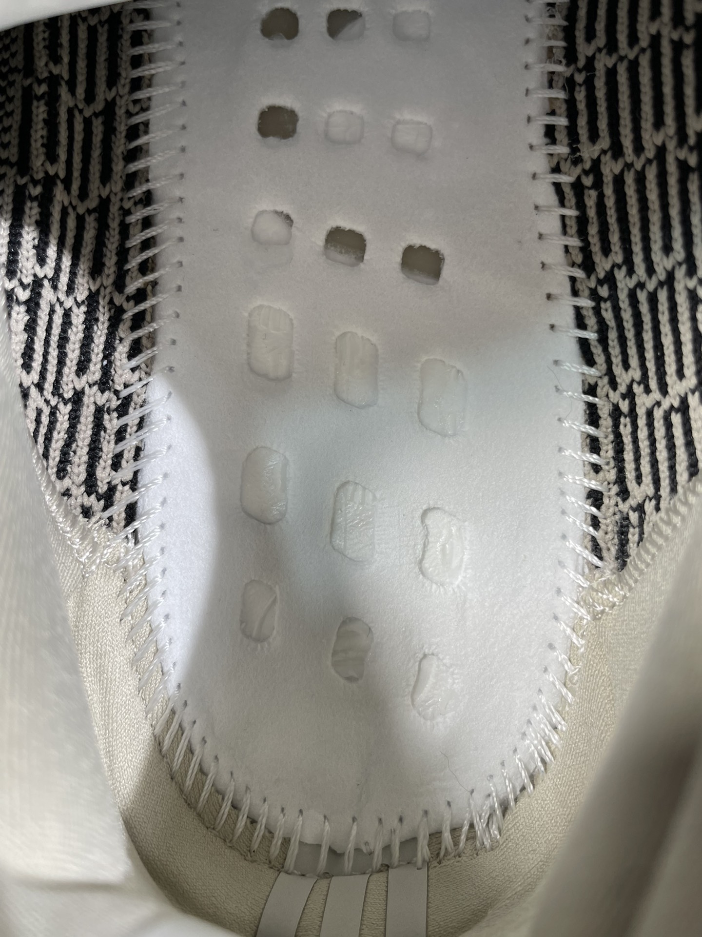Yeezy 350v2米黑油漆条！最强性价比版本懂货的看鞋型一眼便知 不用赘述货号：hp-7990 尺码