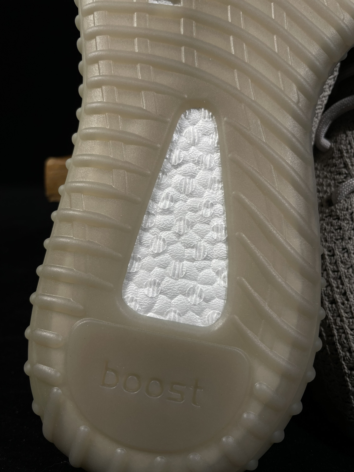 Yeezy 350v2米黑油漆条！最强性价比版本懂货的看鞋型一眼便知 不用赘述货号：hp-7990 尺码