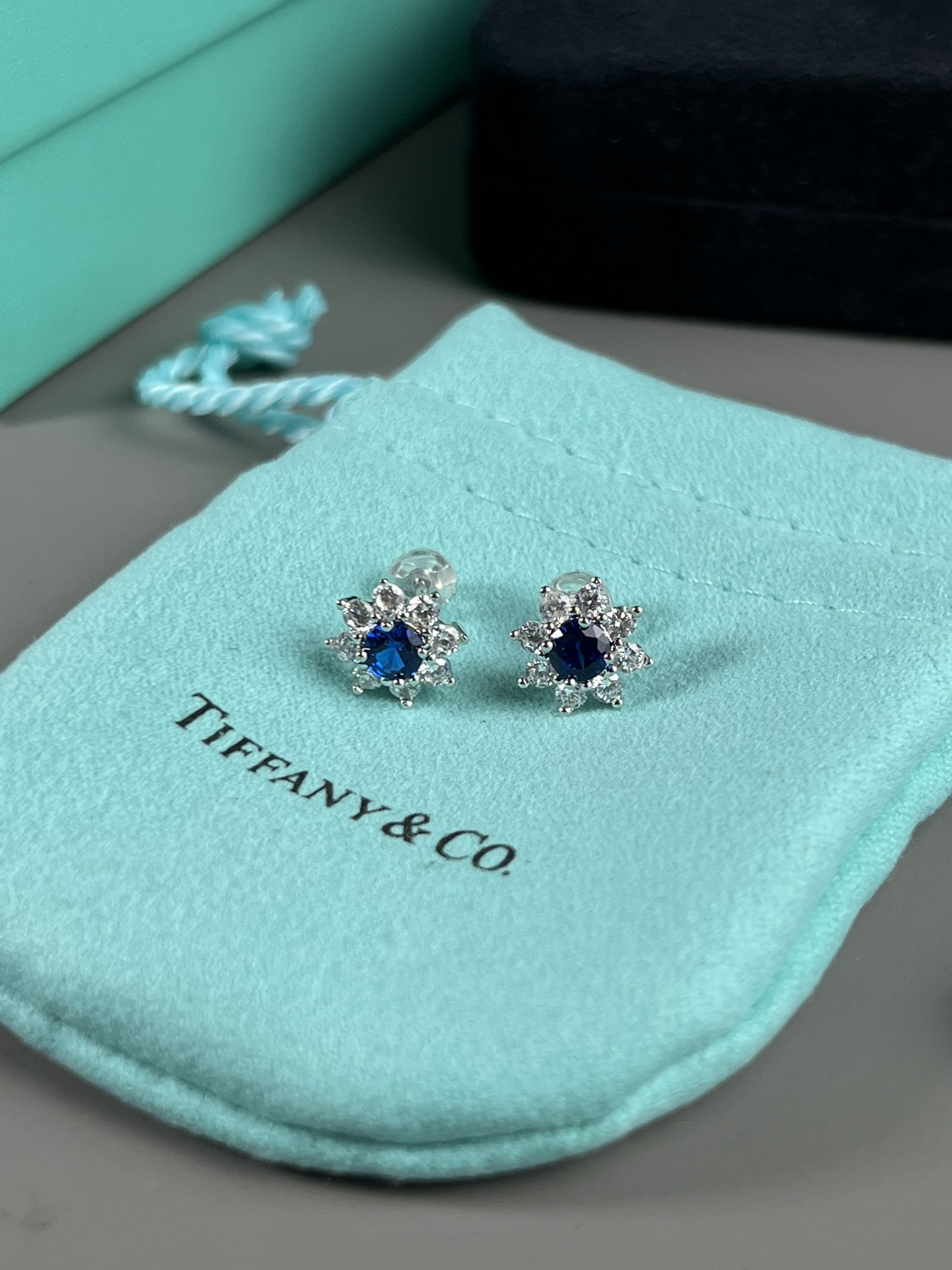 Tiffany & Co. Tiffany 蓝宝石耳钉，蓝宝石给人深邃低调奢华美，气质优雅 ，晶体干净，特别显肤色，适合日常搭配