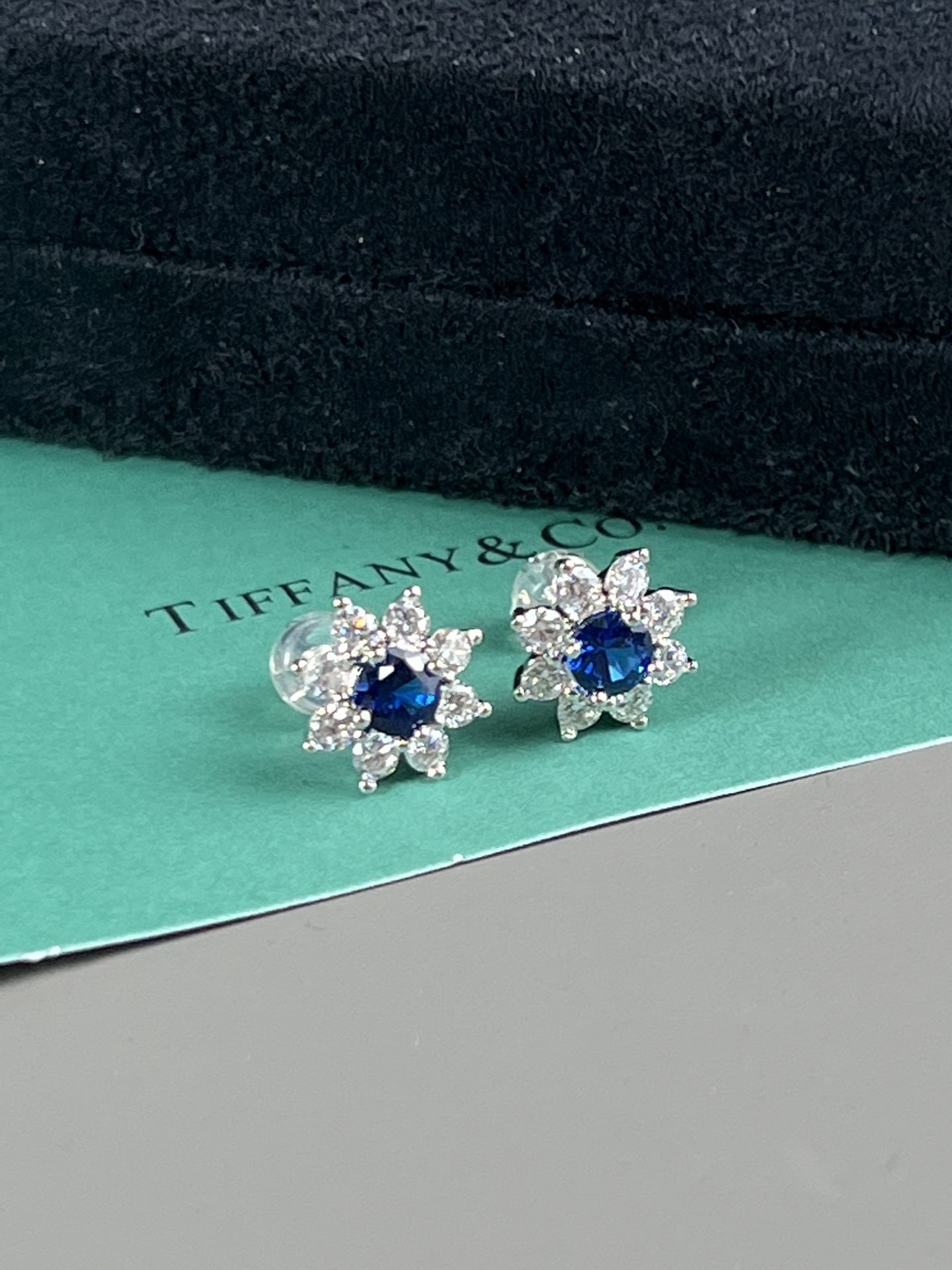 Tiffany & Co. Tiffany 蓝宝石耳钉，蓝宝石给人深邃低调奢华美，气质优雅 ，晶体干净，特别显肤色，适合日常搭配