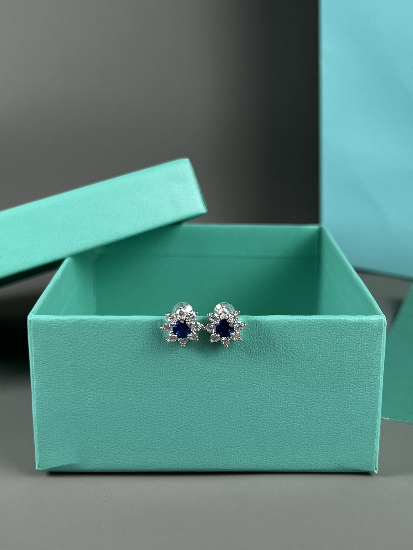 Tiffany & Co. Tiffany 蓝宝石耳钉，蓝宝石给人深邃低调奢华美，气质优雅 ，晶体干净，特别显肤色，适合日常搭配