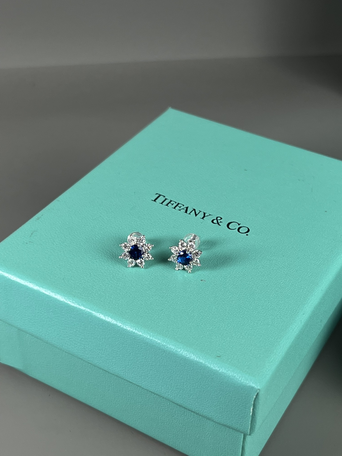 Tiffany & Co. Tiffany 蓝宝石耳钉，蓝宝石给人深邃低调奢华美，气质优雅 ，晶体干净，特别显肤色，适合日常搭配