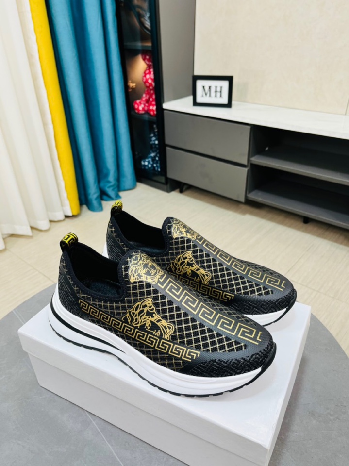 I5  versace范思哲运动款，👊🏻飞织鞋面🇩🇪+吸汗透气垫脚。轻便防滑柔软的爆米花大底，每一位男士的身份衬托，上脚百搭时尚🚶🏻🚶🏻高端定制复刻。SEZI：38-44。2⃣️色可选