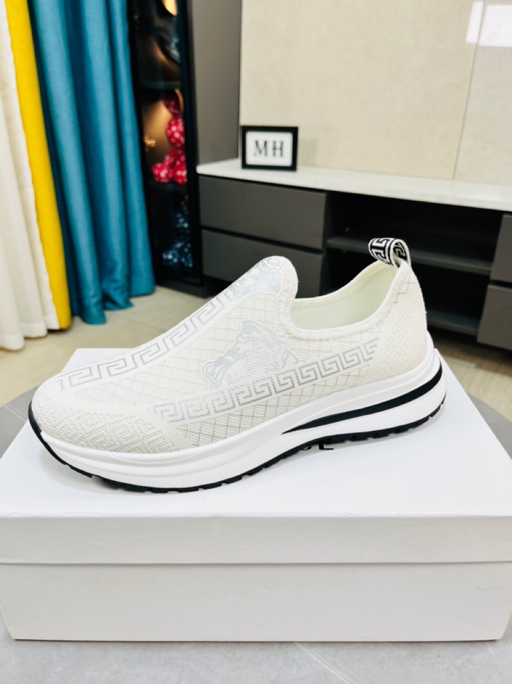 I5  versace范思哲运动款，👊🏻飞织鞋面🇩🇪+吸汗透气垫脚。轻便防滑柔软的爆米花大底，每一位男士的身份衬托，上脚百搭时尚🚶🏻🚶🏻高端定制复刻。SEZI：38-44。2⃣️色可选