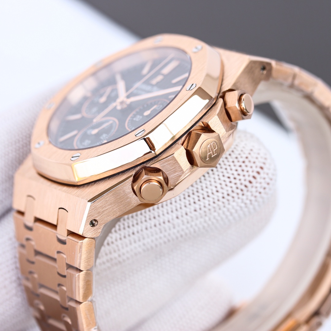白钢1500,玫钢1600💰
H8新品 AP/爱彼 皇家橡树系列26331OR计时码表,采用同正品一致(6字位小秒)7750计时机芯,316精钢表壳通过拉丝和部分抛光打磨处理之后,展现出精致而硬气的独特气质,粗犷大气的41mm表盘,劲道十足,超强夜光显示,可以在任何环境下读取时间