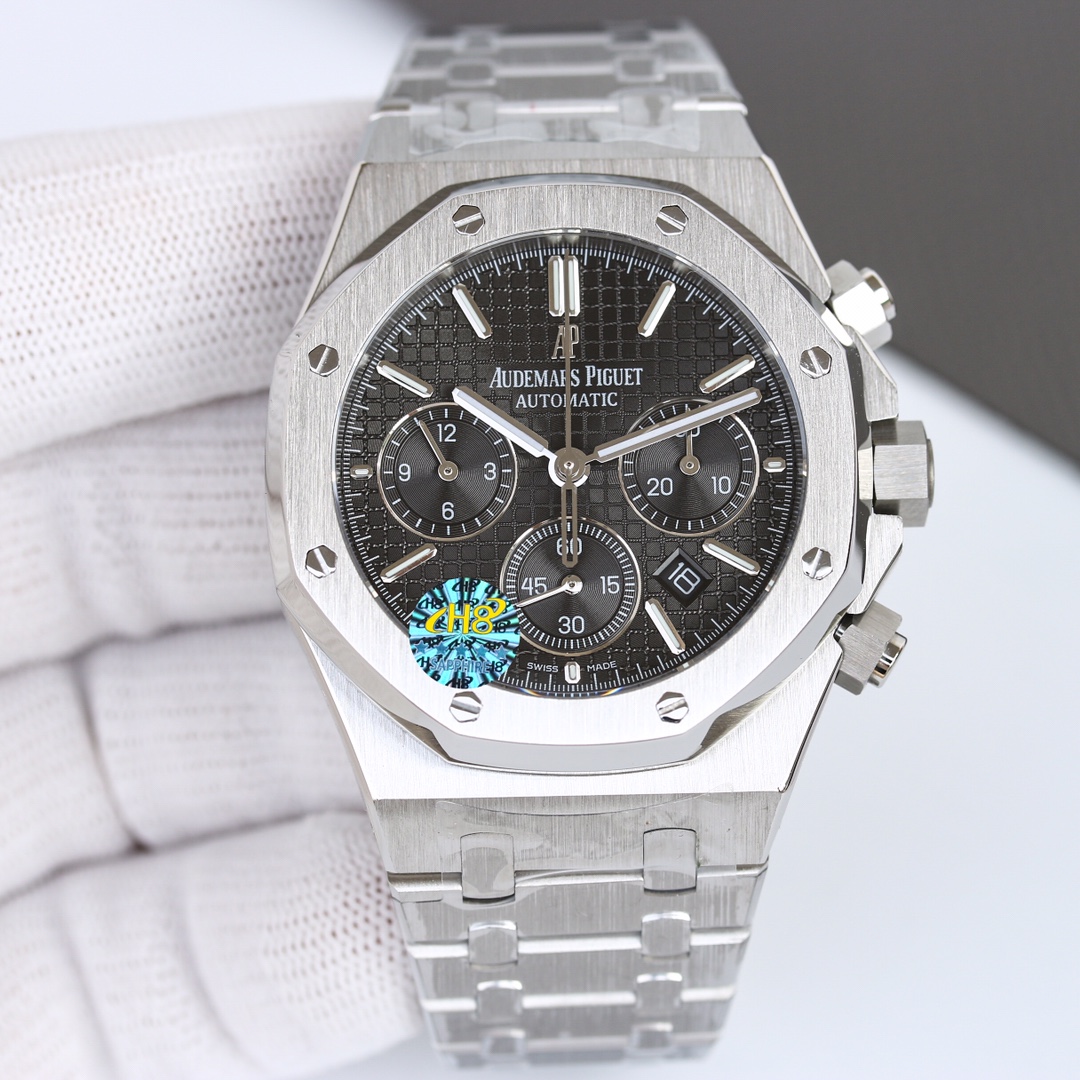 白钢1500，玫钢1600💰
H8新品 AP/爱彼 皇家橡树系列26331OR计时码表，采用同正品一致（6字位小秒）7750计时机芯，316精钢表壳通过拉丝和部分抛光打磨处理之后，展现出精致而硬气的独特气质，粗犷大气的41mm表盘，劲道十足，超强夜光显示，可以在任何环境下读取时间