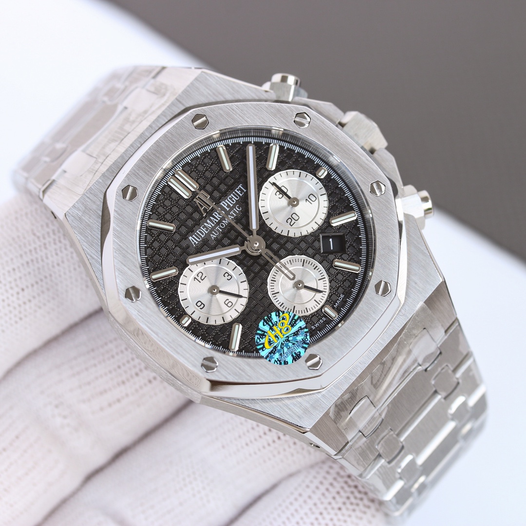 白钢1500，玫钢1600💰
H8新品 AP/爱彼 皇家橡树系列26331OR计时码表，采用同正品一致（6字位小秒）7750计时机芯，316精钢表壳通过拉丝和部分抛光打磨处理之后，展现出精致而硬气的独特气质，粗犷大气的41mm表盘，劲道十足，超强夜光显示，可以在任何环境下读取时间