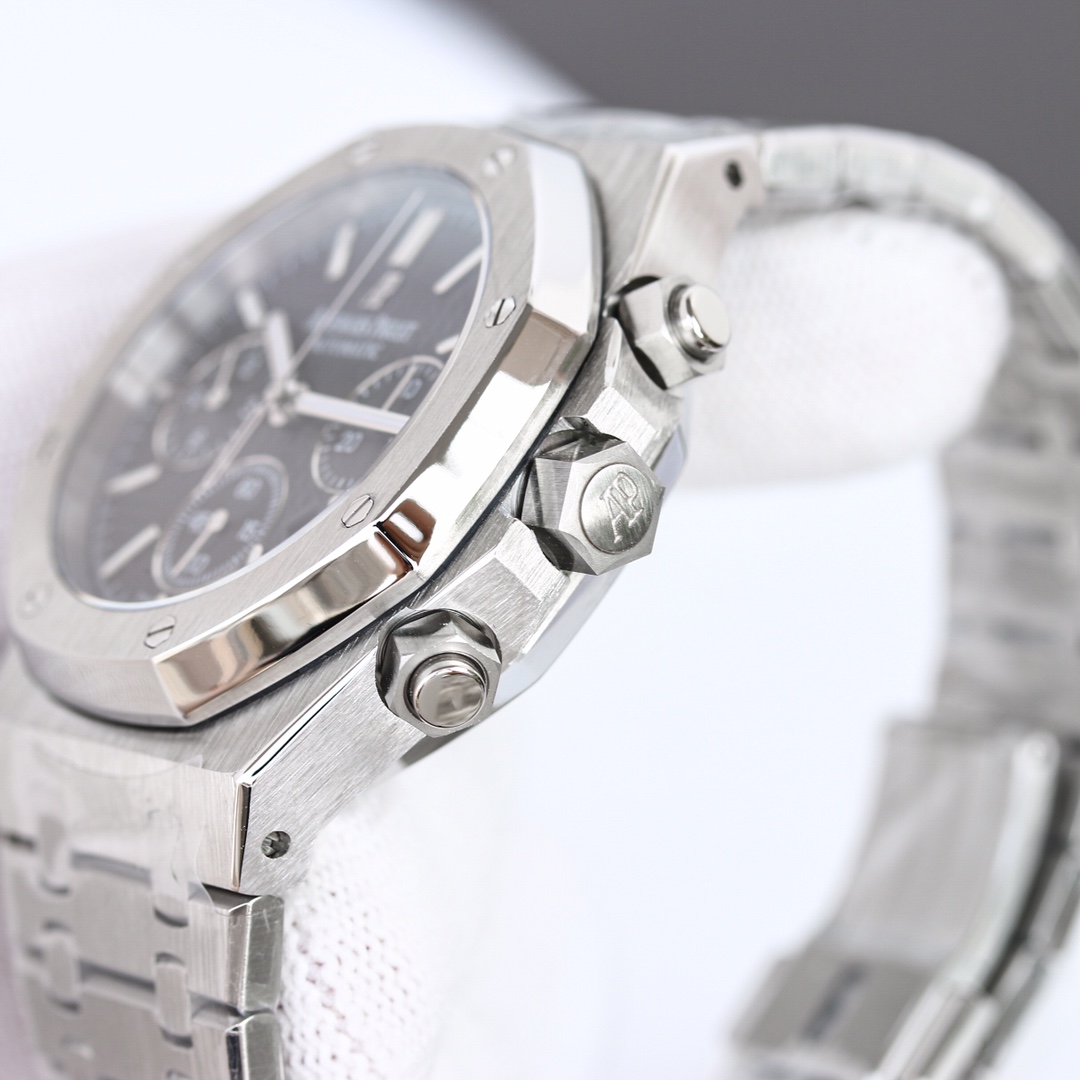 白钢1500，玫钢1600💰
H8新品 AP/爱彼 皇家橡树系列26331OR计时码表，采用同正品一致（6字位小秒）7750计时机芯，316精钢表壳通过拉丝和部分抛光打磨处理之后，展现出精致而硬气的独特气质，粗犷大气的41mm表盘，劲道十足，超强夜光显示，可以在任何环境下读取时间