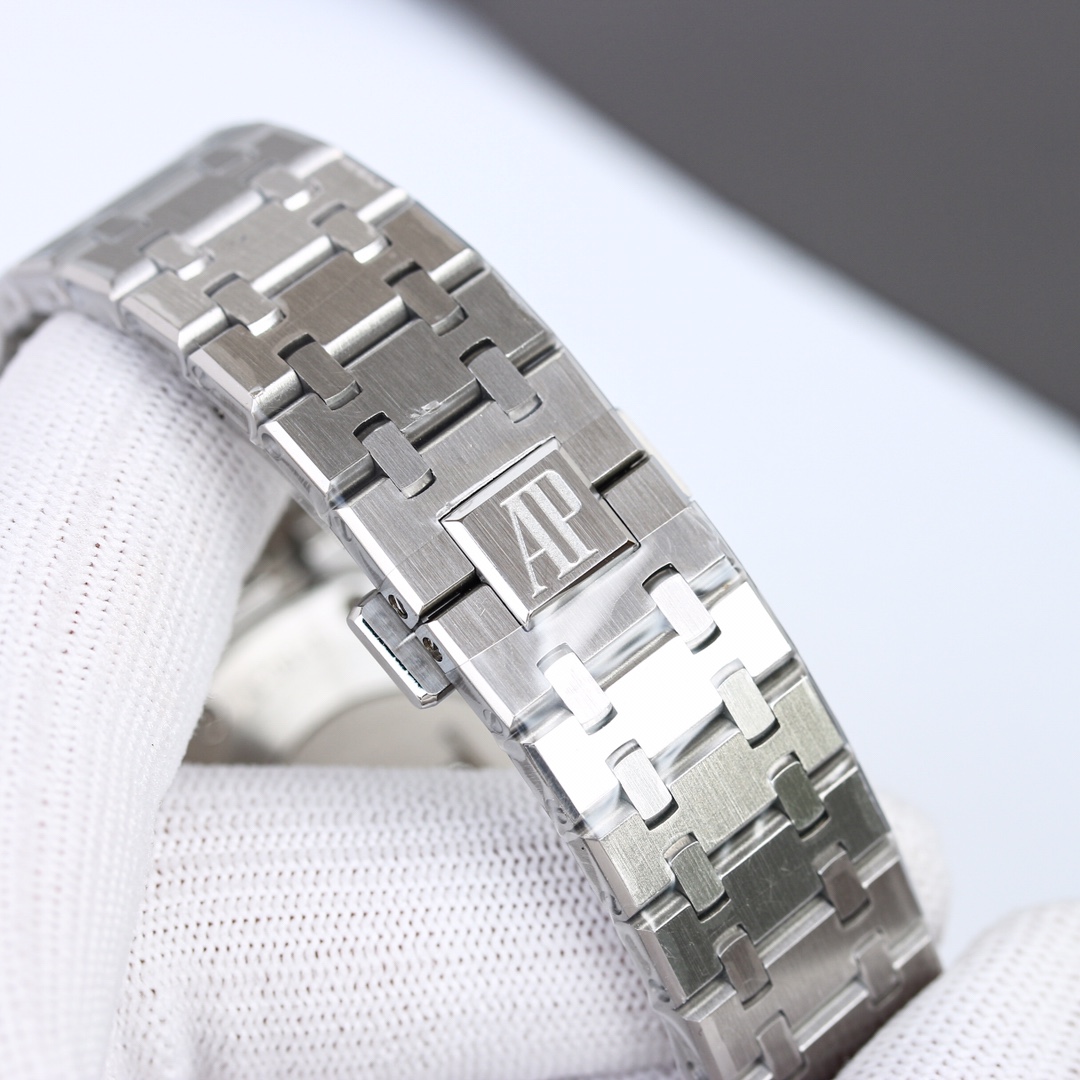 白钢1500，玫钢1600💰
H8新品 AP/爱彼 皇家橡树系列26331OR计时码表，采用同正品一致（6字位小秒）7750计时机芯，316精钢表壳通过拉丝和部分抛光打磨处理之后，展现出精致而硬气的独特气质，粗犷大气的41mm表盘，劲道十足，超强夜光显示，可以在任何环境下读取时间