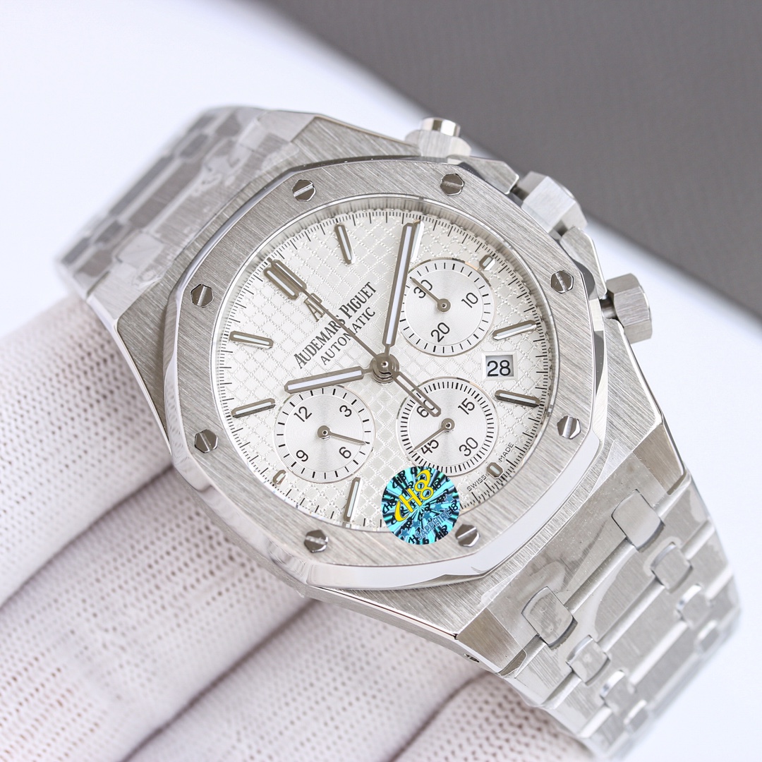 白钢1500，玫钢1600💰
H8新品 AP/爱彼 皇家橡树系列26331OR计时码表，采用同正品一致（6字位小秒）7750计时机芯，316精钢表壳通过拉丝和部分抛光打磨处理之后，展现出精致而硬气的独特气质，粗犷大气的41mm表盘，劲道十足，超强夜光显示，可以在任何环境下读取时间
