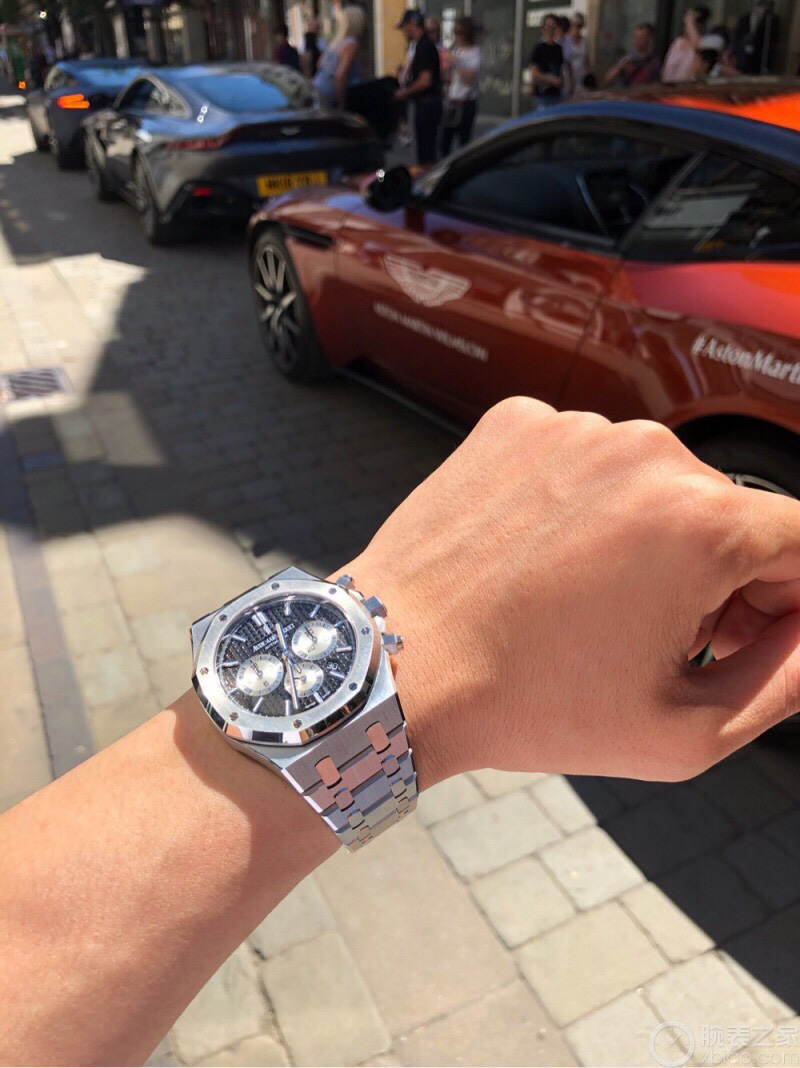 白钢1500，玫钢1600💰
H8新品 AP/爱彼 皇家橡树系列26331OR计时码表，采用同正品一致（6字位小秒）7750计时机芯，316精钢表壳通过拉丝和部分抛光打磨处理之后，展现出精致而硬气的独特气质，粗犷大气的41mm表盘，劲道十足，超强夜光显示，可以在任何环境下读取时间