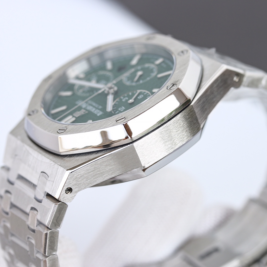 白钢1500,玫钢1600💰
H8新品 AP/爱彼 皇家橡树系列26331OR计时码表,采用同正品一致(6字位小秒)7750计时机芯,316精钢表壳通过拉丝和部分抛光打磨处理之后,展现出精致而硬气的独特气质,粗犷大气的41mm表盘,劲道十足,超强夜光显示,可以在任何环境下读取时间