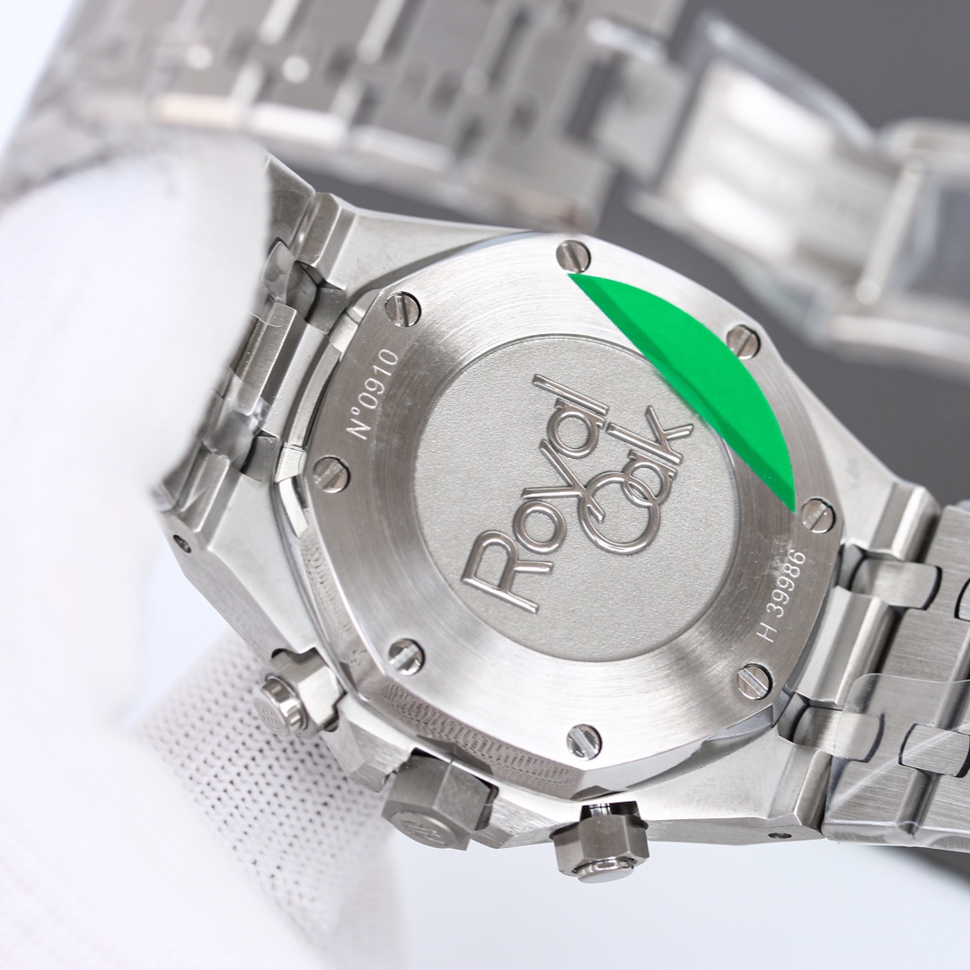 白钢1500,玫钢1600💰
H8新品 AP/爱彼 皇家橡树系列26331OR计时码表,采用同正品一致(6字位小秒)7750计时机芯,316精钢表壳通过拉丝和部分抛光打磨处理之后,展现出精致而硬气的独特气质,粗犷大气的41mm表盘,劲道十足,超强夜光显示,可以在任何环境下读取时间