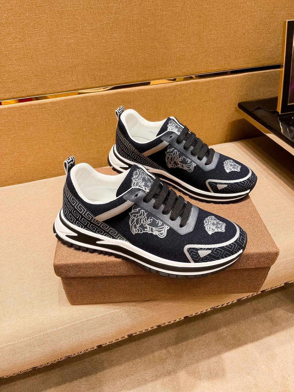 I5  范思哲🔝男鞋高端品牌 官网1：1最新力作：鞋面采用意大利官网原版专用科技布面料搭配原版舒适透气内里➕原版指定防滑大底制作 让行走更加便捷舒适，惊世之作，与官方的质量相比美的1：1复刻[色]打造时尚个性衬托你的与众不同潮男必备!  ，