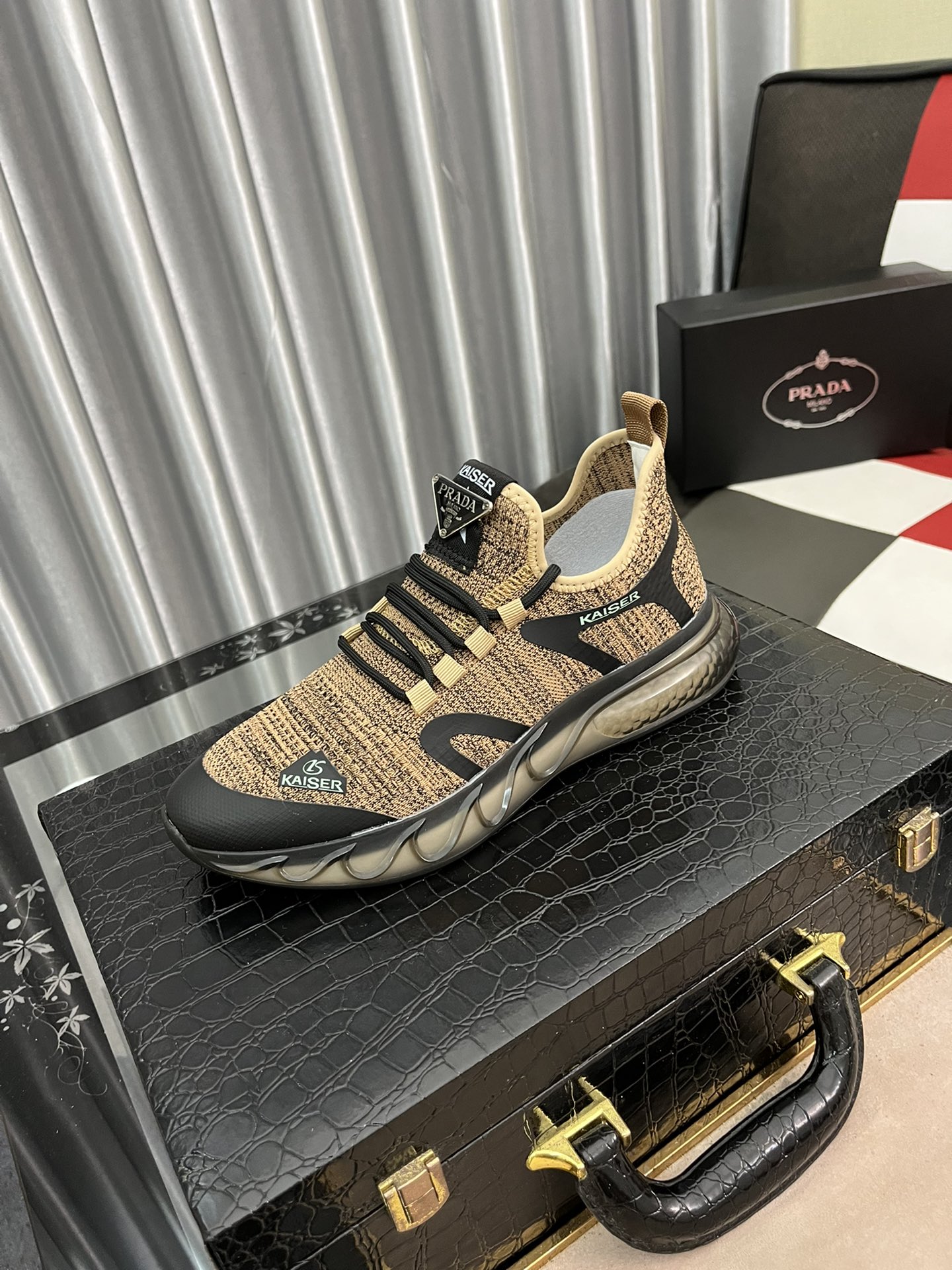 I5   Prada 高•版本 普拉达1:1四季飞织运动鞋 2022新品专柜同步发售，意大利进口飞织。内里猪里，鞋底橡胶大底无开胶现象，鞋面采用拉线设计，⚠️天然橡胶大底。超级舒适⚠️，实物拍摄🎬实物更赞🔍🔍高品质，可随意进出专柜.