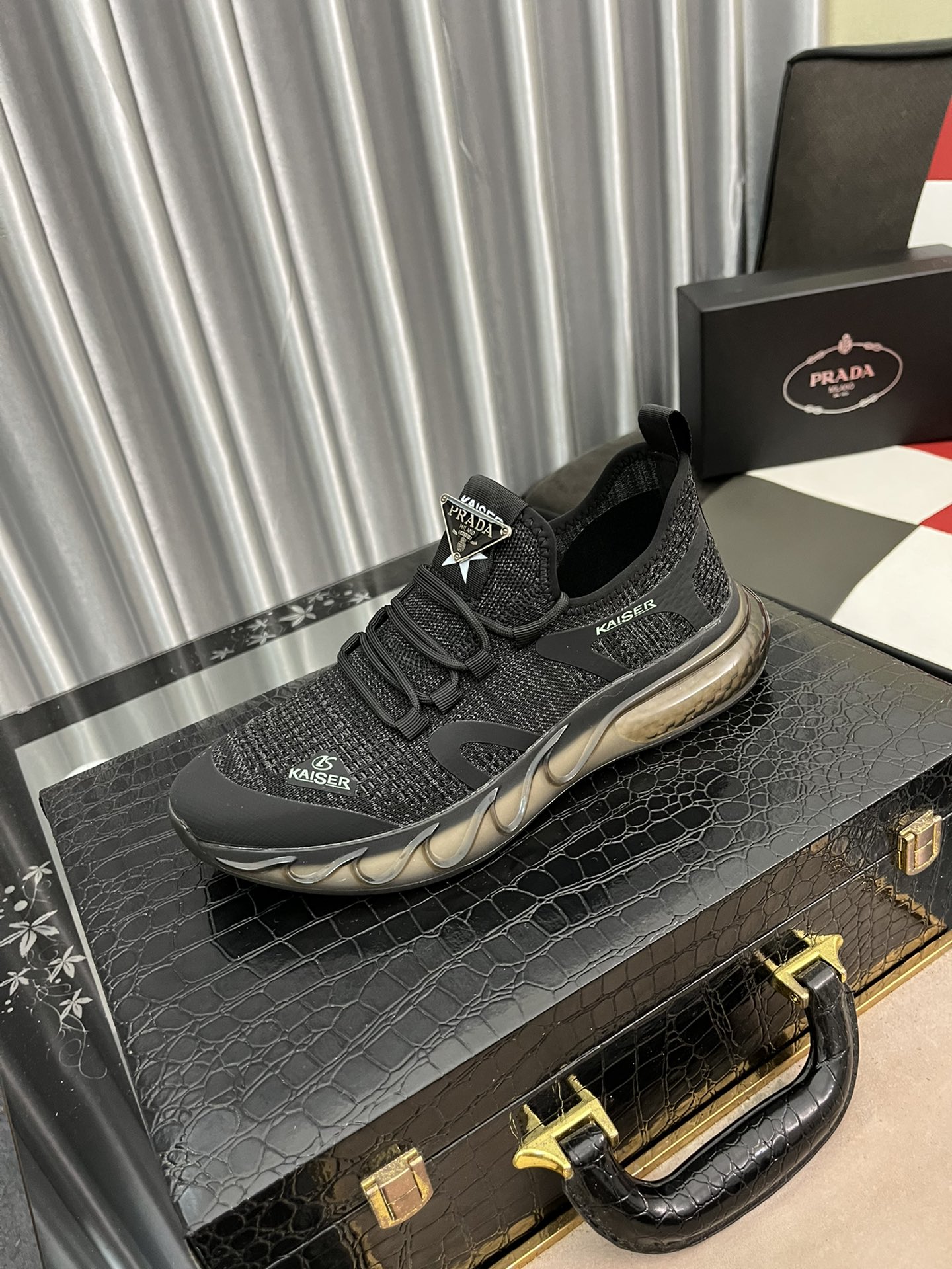 I5   Prada 高•版本 普拉达1:1四季飞织运动鞋 2022新品专柜同步发售，意大利进口飞织。内里猪里，鞋底橡胶大底无开胶现象，鞋面采用拉线设计，⚠️天然橡胶大底。超级舒适⚠️，实物拍摄🎬实物更赞🔍🔍高品质，可随意进出专柜.