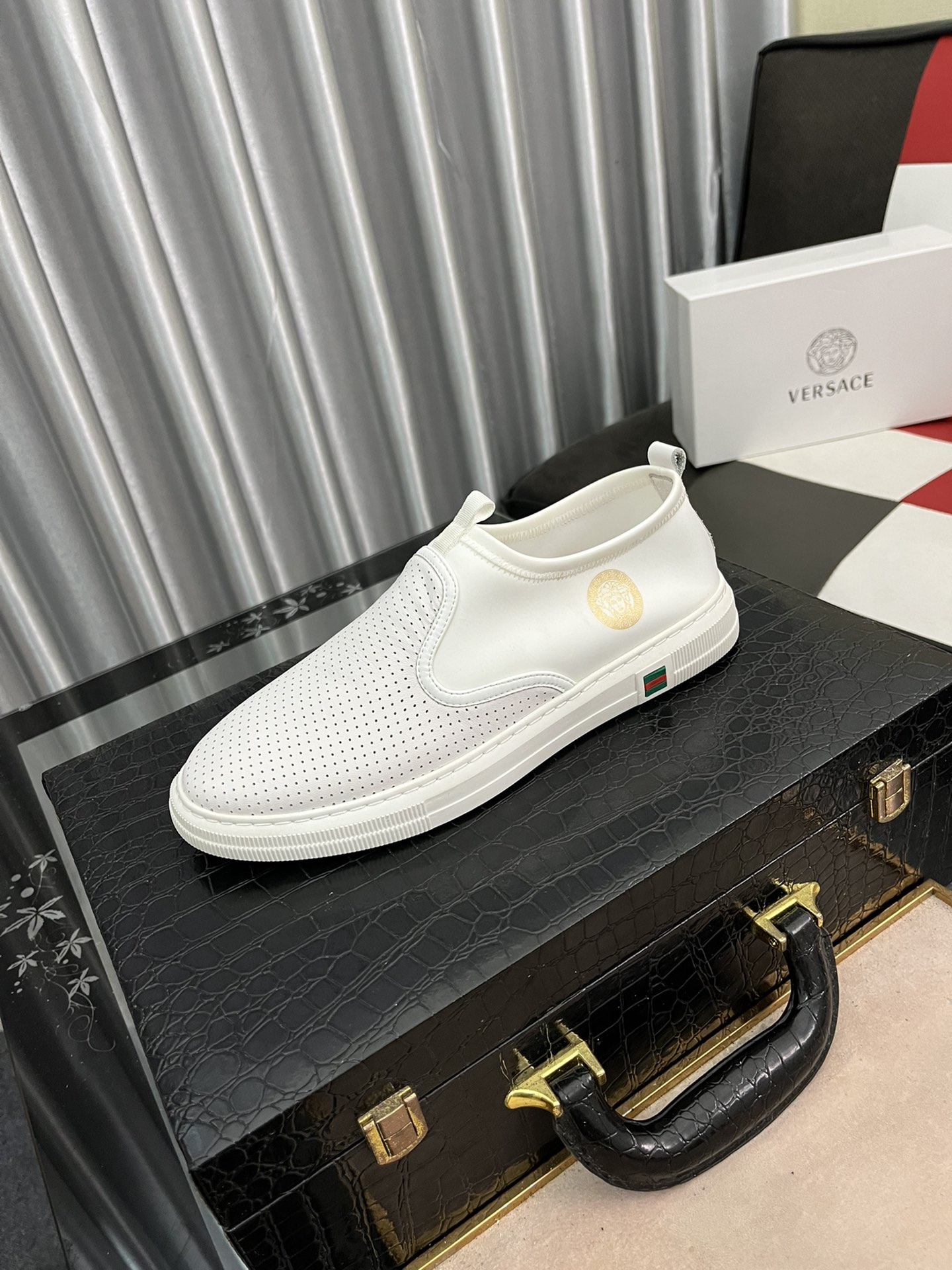 I0  范思哲 最 2022精心打造，引爆全场不断创新的国际品牌 此款男士休闲鞋，原版版本，专柜一比一牛皮材质，皮垫脚➕橡胶防滑大底，透气舒适以质量说话