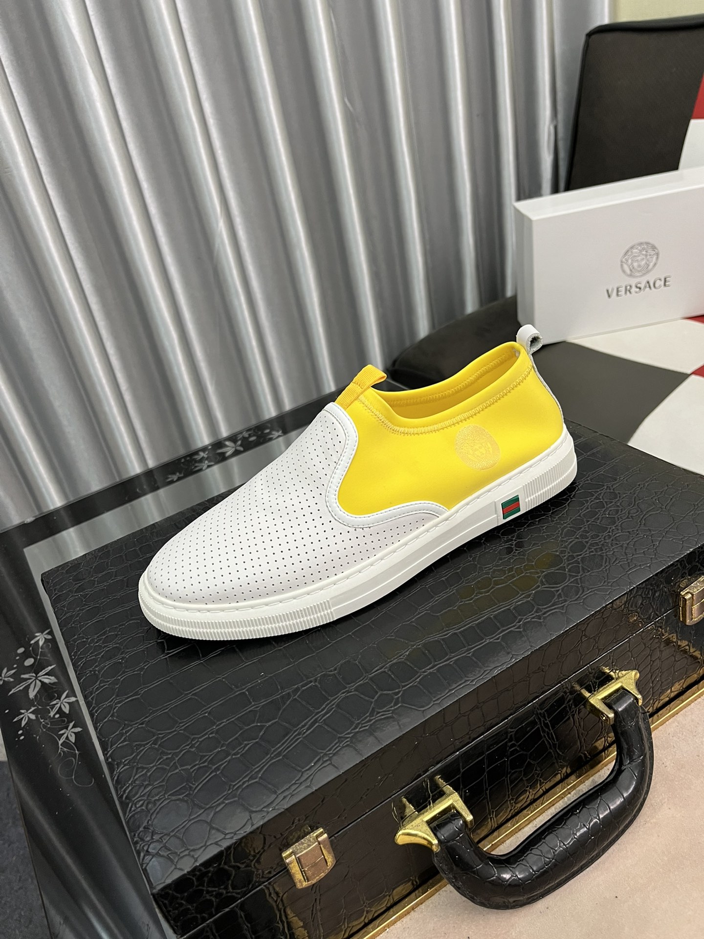 I0  范思哲 最 2022精心打造，引爆全场不断创新的国际品牌 此款男士休闲鞋，原版版本，专柜一比一牛皮材质，皮垫脚➕橡胶防滑大底，透气舒适以质量说话