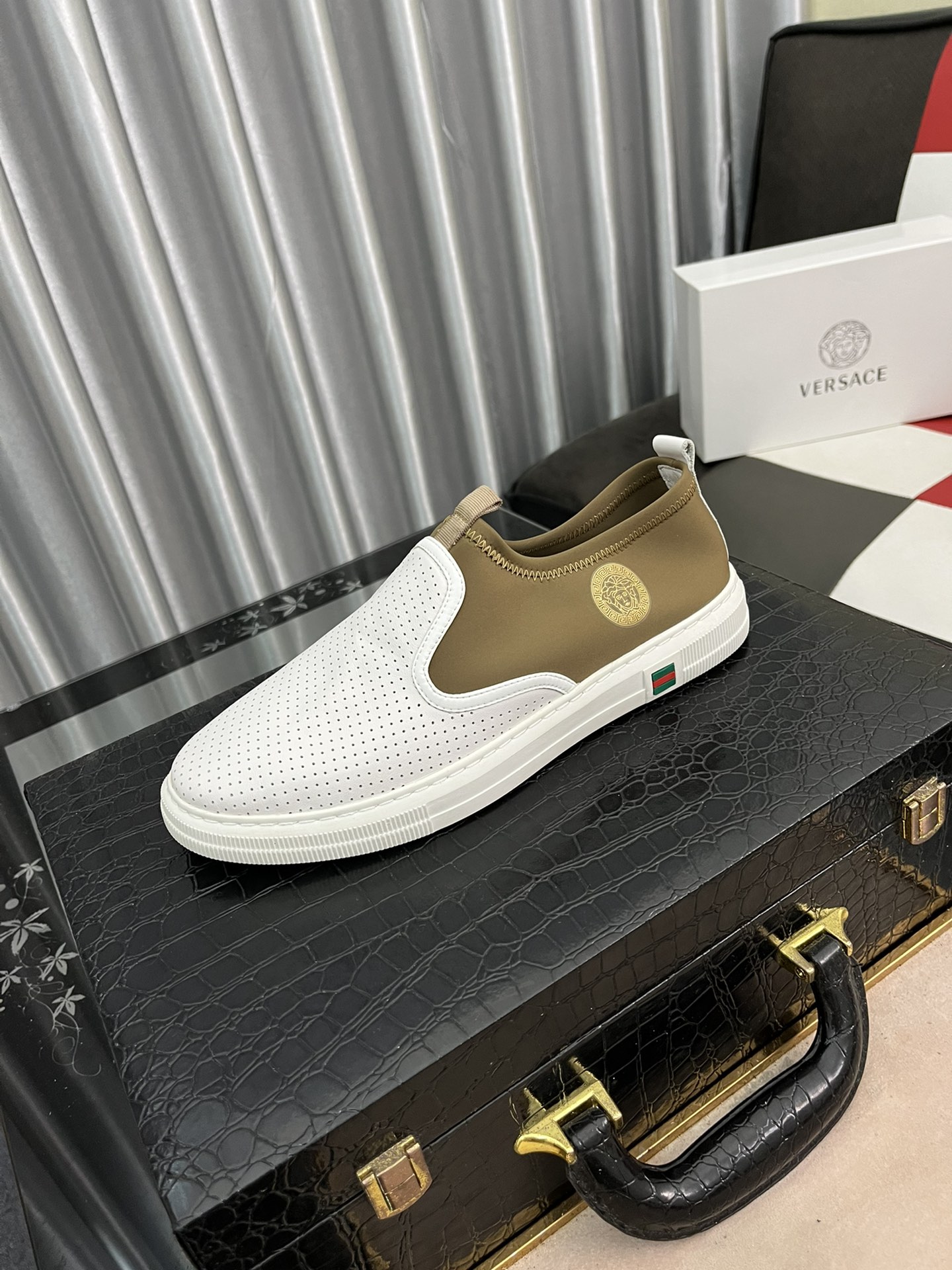 I0  范思哲 最 2022精心打造，引爆全场不断创新的国际品牌 此款男士休闲鞋，原版版本，专柜一比一牛皮材质，皮垫脚➕橡胶防滑大底，透气舒适以质量说话