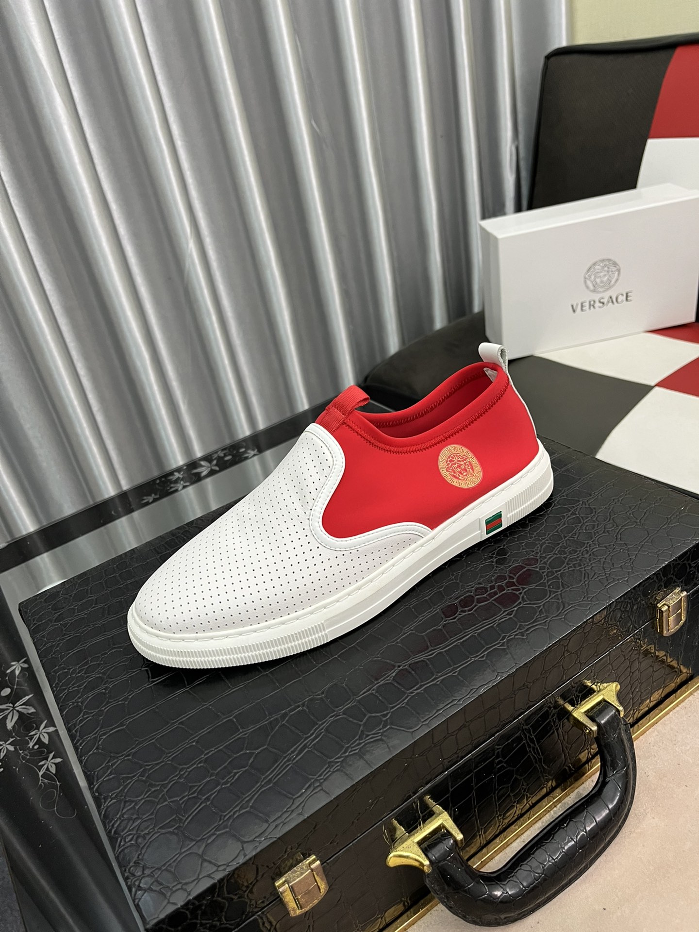 I0  范思哲 最 2022精心打造，引爆全场不断创新的国际品牌 此款男士休闲鞋，原版版本，专柜一比一牛皮材质，皮垫脚➕橡胶防滑大底，透气舒适以质量说话