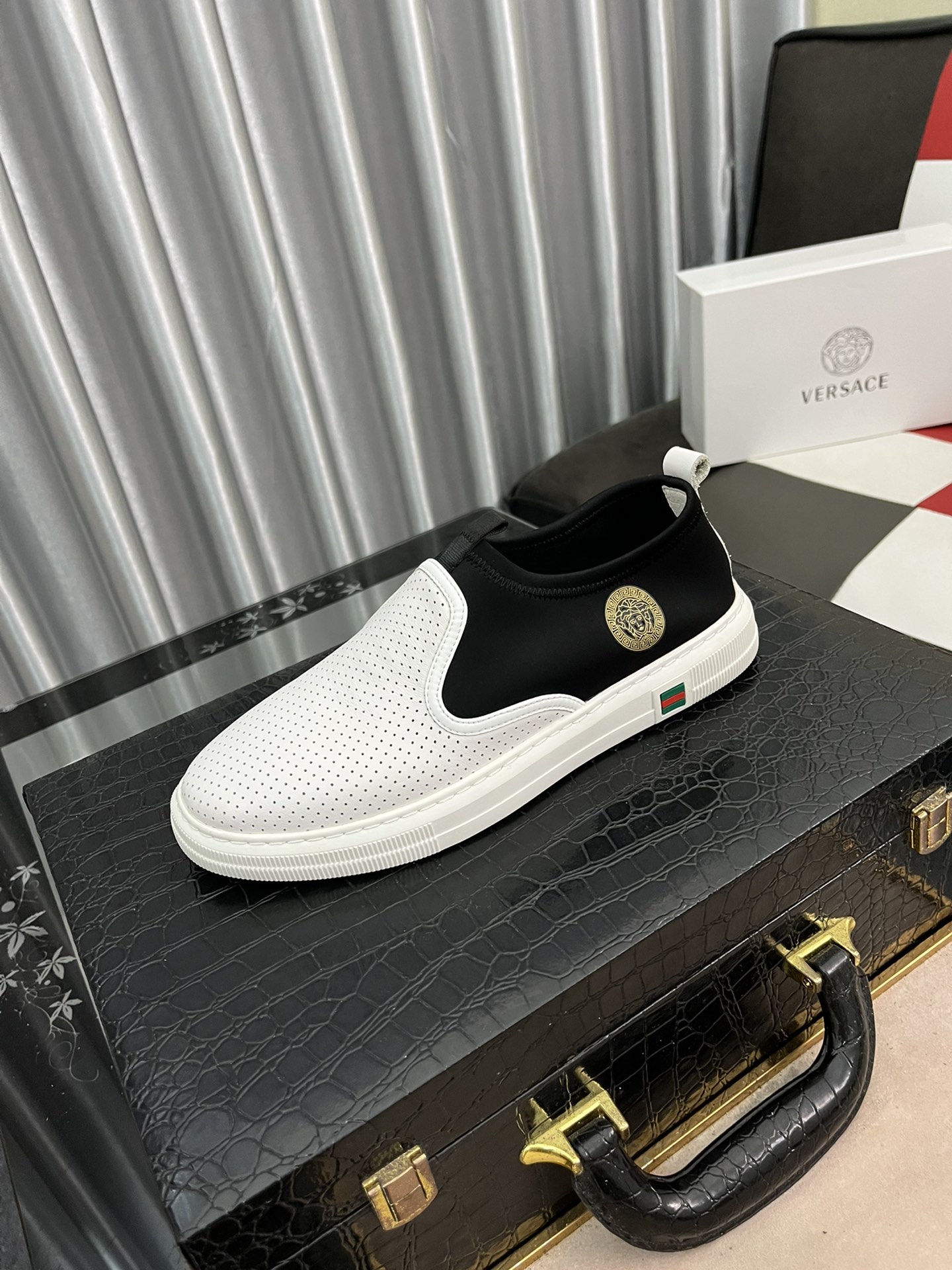 I0  范思哲 最 2022精心打造，引爆全场不断创新的国际品牌 此款男士休闲鞋，原版版本，专柜一比一牛皮材质，皮垫脚➕橡胶防滑大底，透气舒适以质量说话