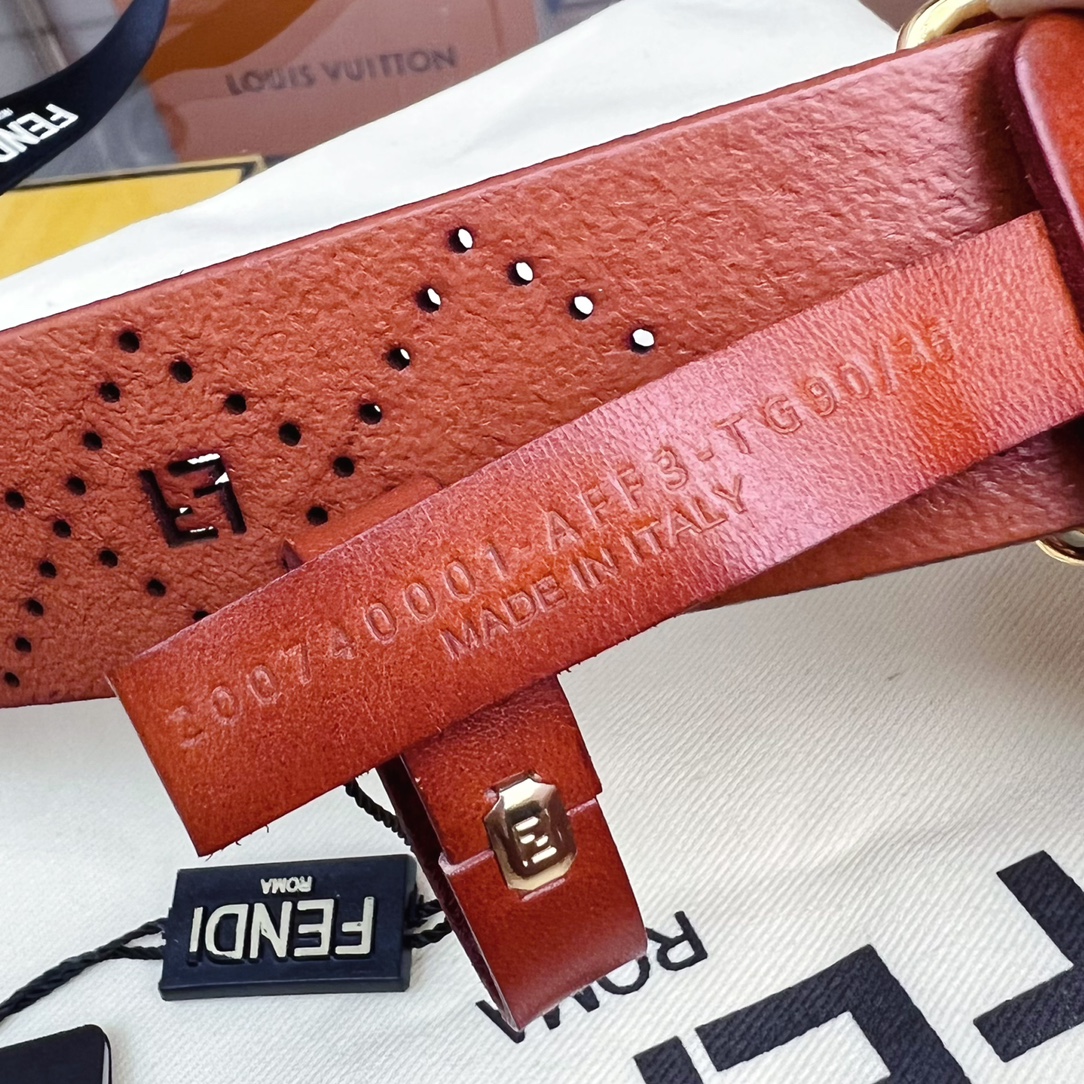 Fendi 五金做工精细 线条流畅 表面光滑 𝐙𝐏电镀工艺 香港通关【𝐇𝐀𝐀𝐒】 进口皮料