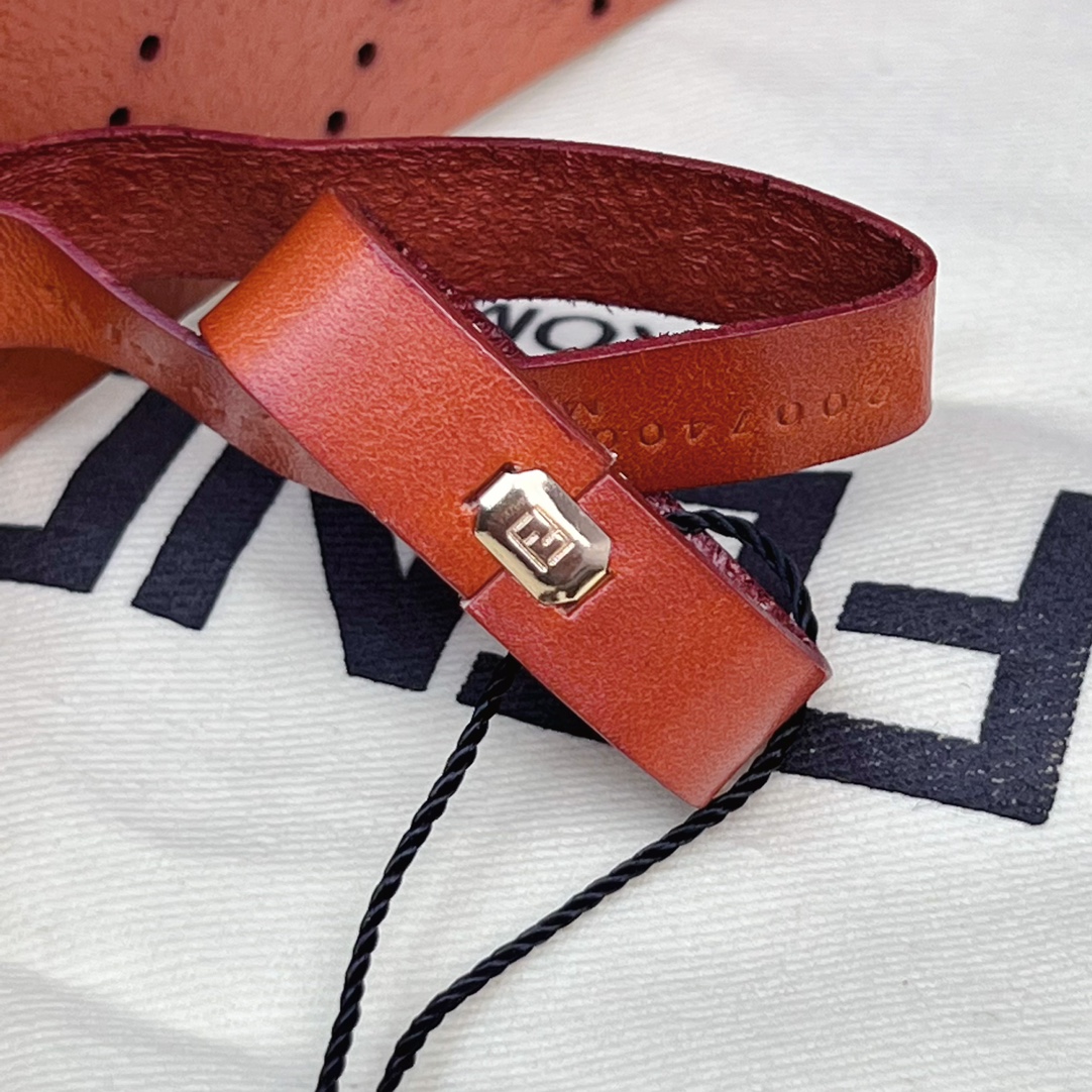 Fendi 五金做工精细 线条流畅 表面光滑 𝐙𝐏电镀工艺 香港通关【𝐇𝐀𝐀𝐒】 进口皮料