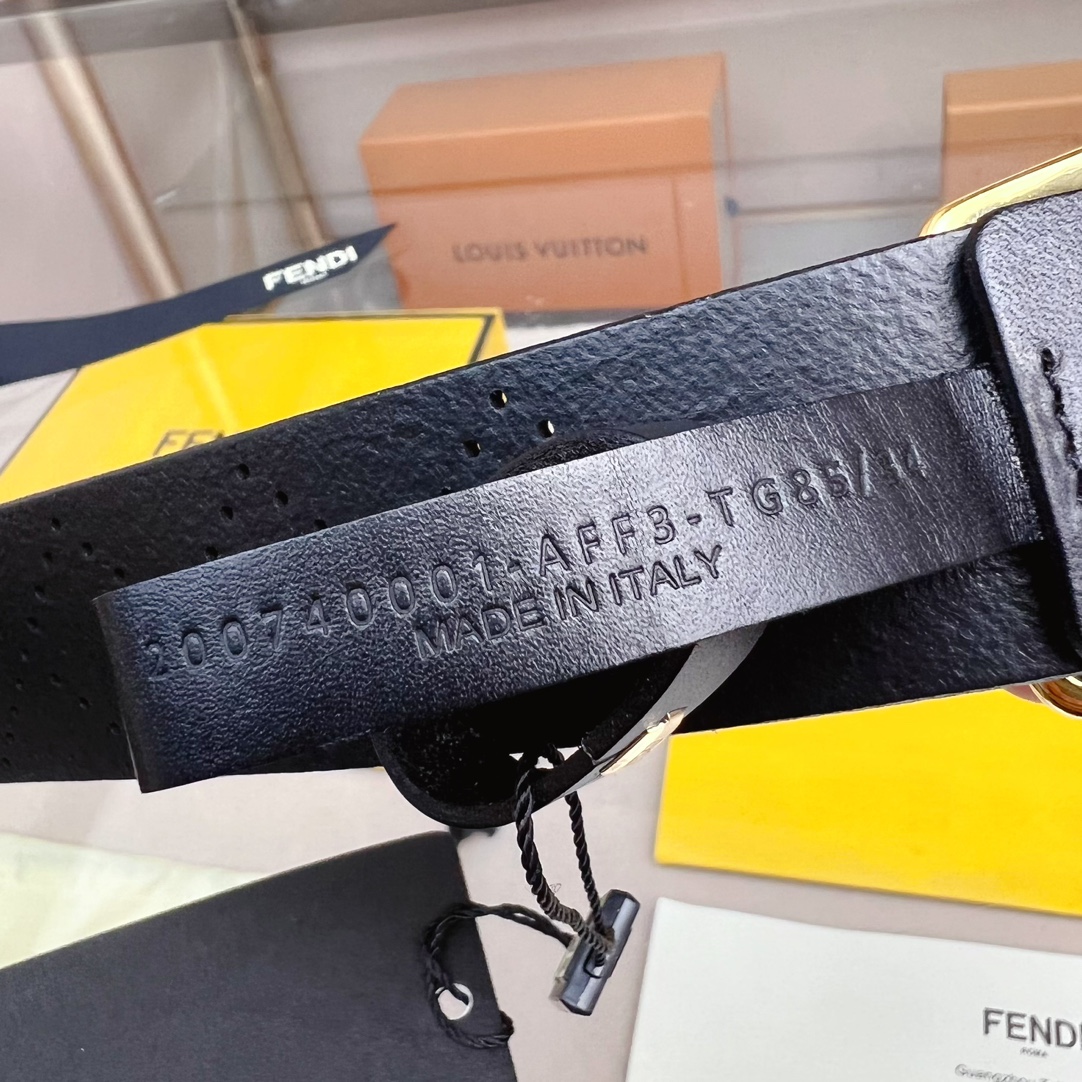 Fendi 五金做工精细 线条流畅 表面光滑 𝐙𝐏电镀工艺 香港通关【𝐇𝐀𝐀𝐒】 进口皮料