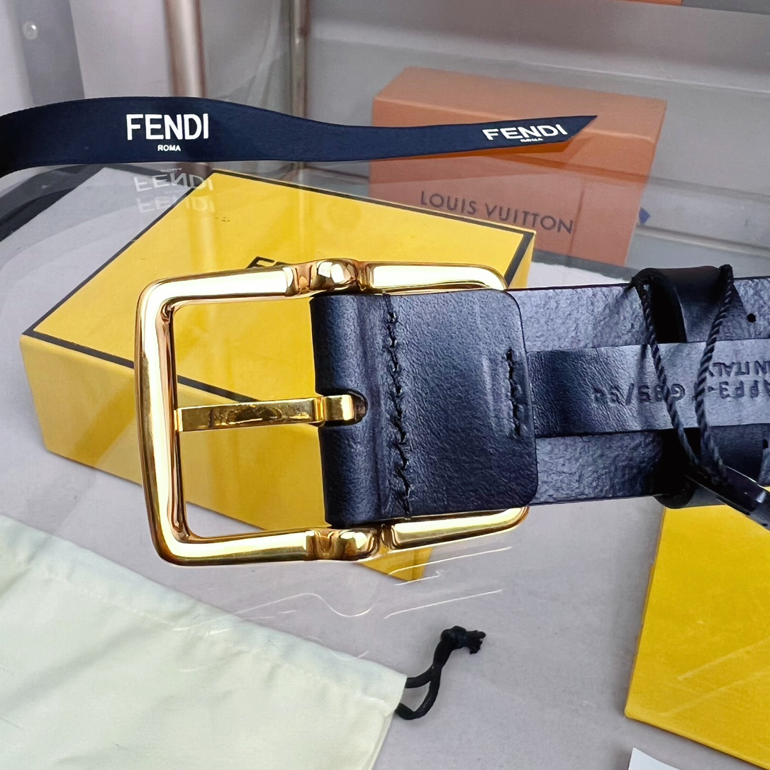 Fendi 五金做工精细 线条流畅 表面光滑 𝐙𝐏电镀工艺 香港通关【𝐇𝐀𝐀𝐒】 进口皮料