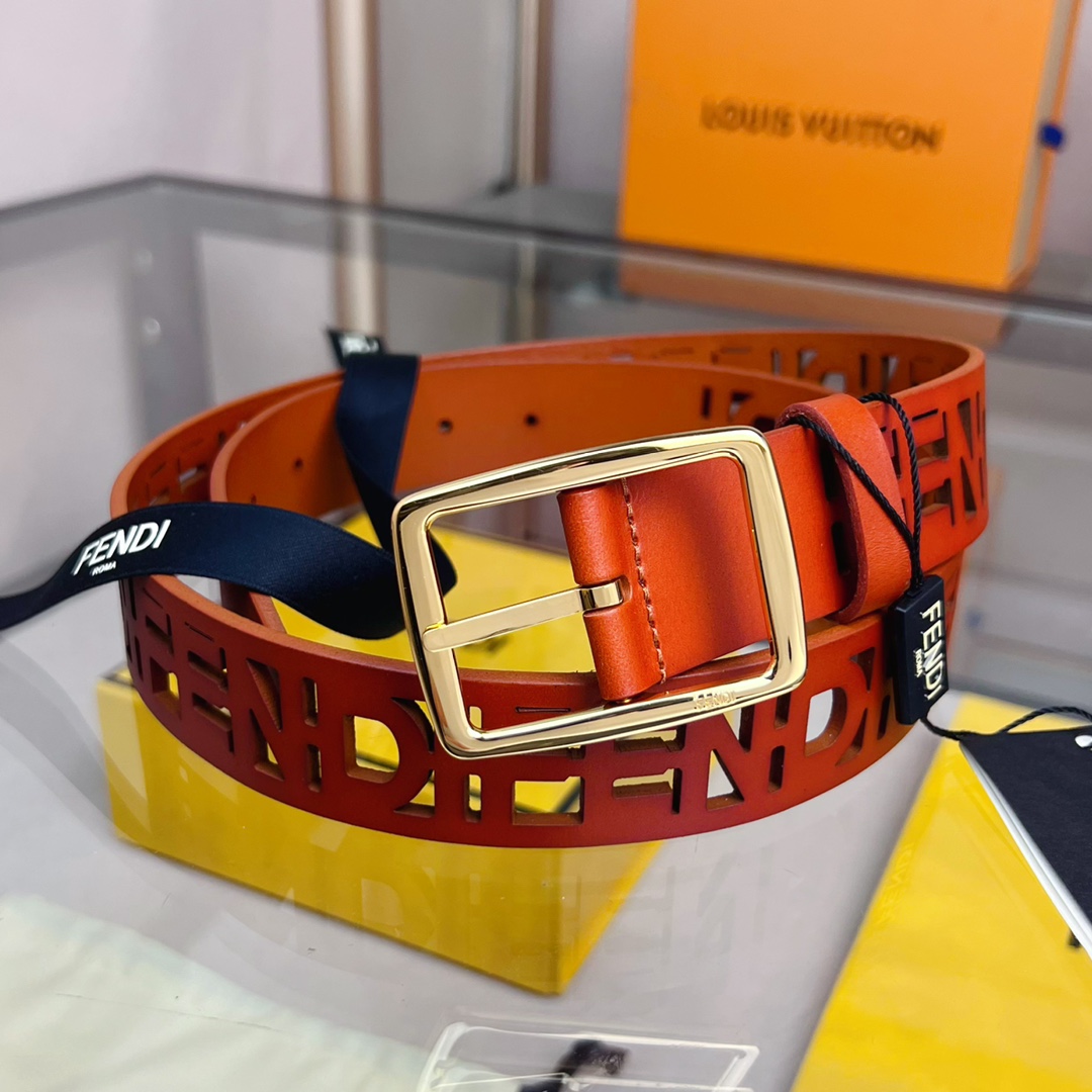 Fendi 五金做工精细 线条流畅 表面光滑 𝐙𝐏电镀工艺 香港通关【𝐇𝐀𝐀𝐒】 进口皮料