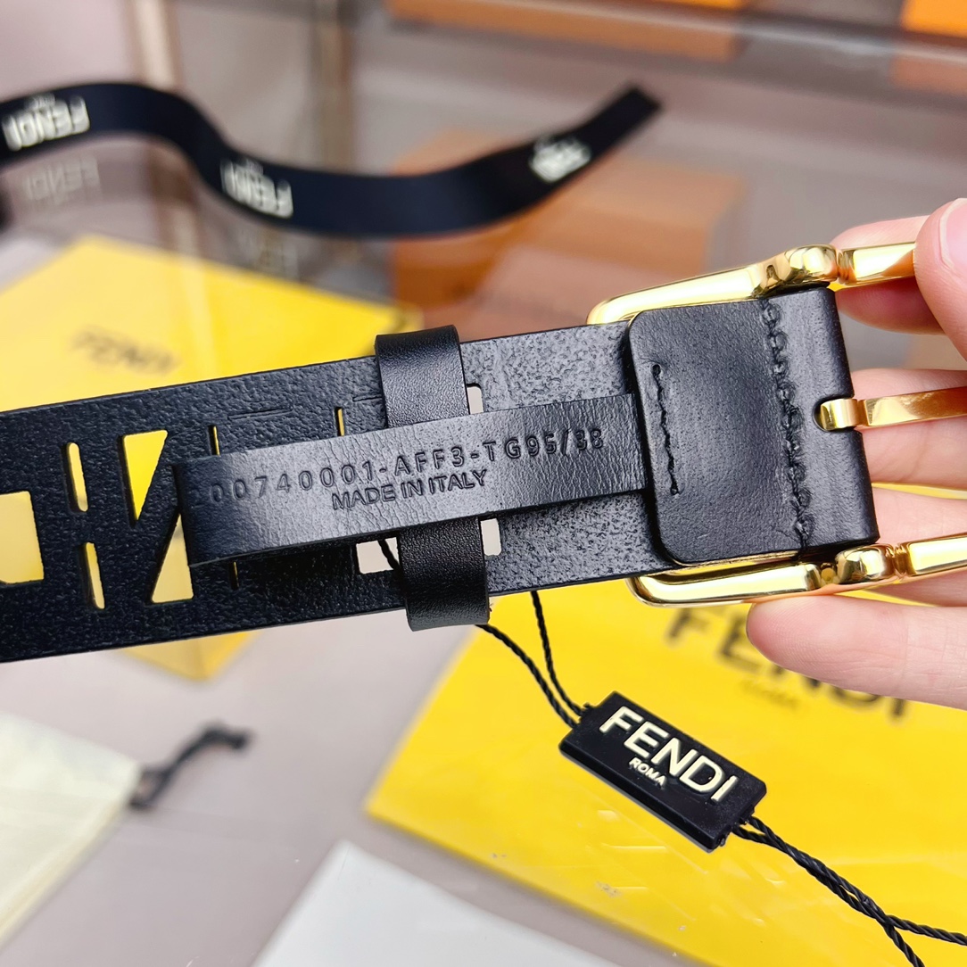 Fendi 五金做工精细 线条流畅 表面光滑 𝐙𝐏电镀工艺 香港通关【𝐇𝐀𝐀𝐒】 进口皮料