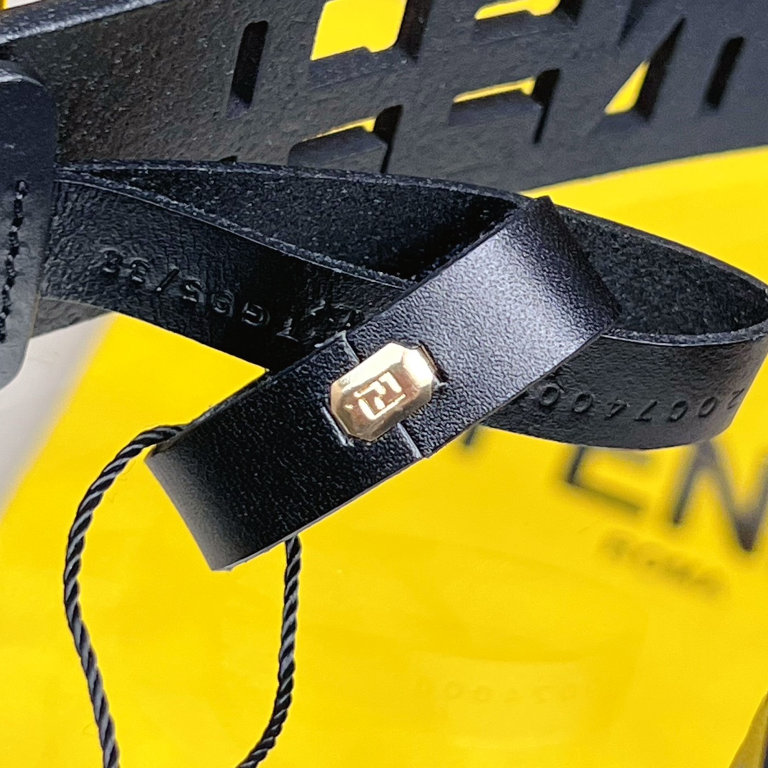 Fendi 五金做工精细 线条流畅 表面光滑 𝐙𝐏电镀工艺 香港通关【𝐇𝐀𝐀𝐒】 进口皮料