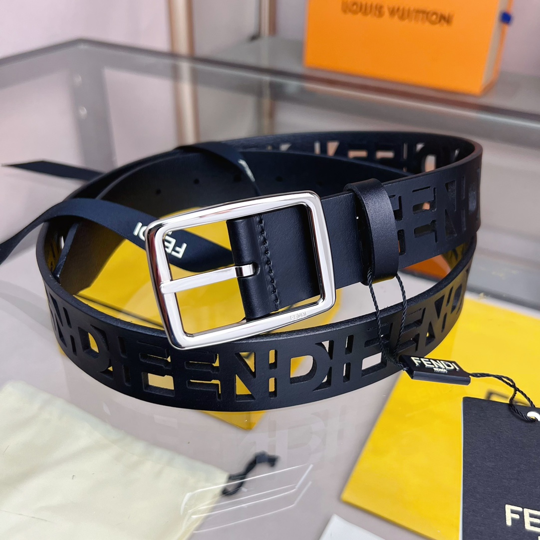 Fendi 五金做工精细 线条流畅 表面光滑 𝐙𝐏电镀工艺 香港通关【𝐇𝐀𝐀𝐒】 进口皮料