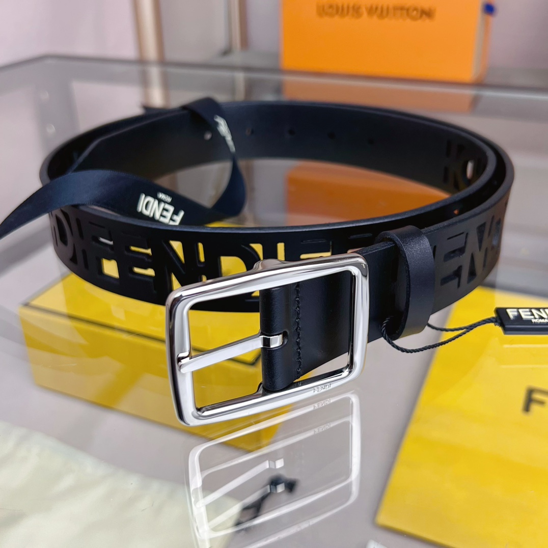 Fendi 五金做工精细 线条流畅 表面光滑 𝐙𝐏电镀工艺 香港通关【𝐇𝐀𝐀𝐒】 进口皮料