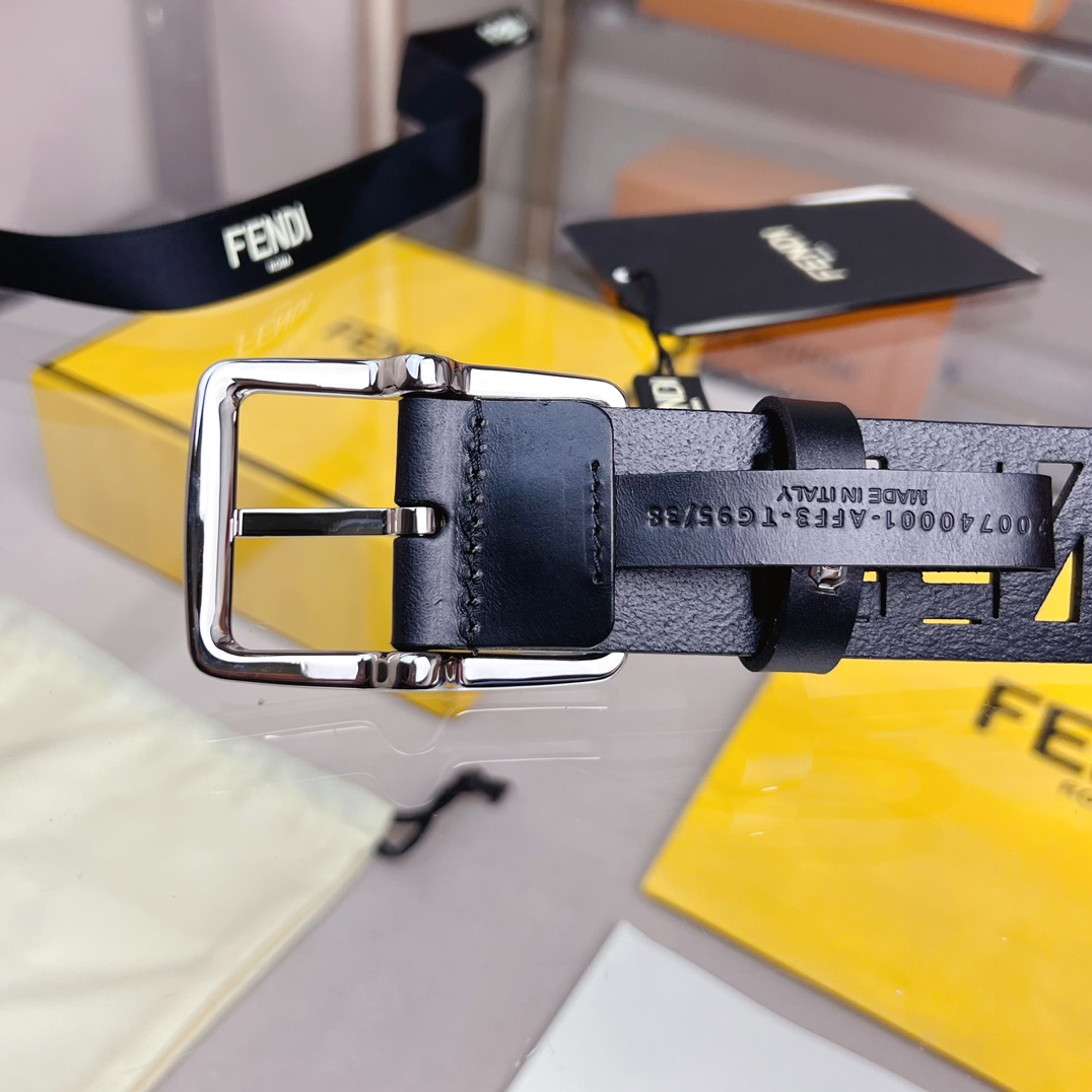 Fendi 五金做工精细 线条流畅 表面光滑 𝐙𝐏电镀工艺 香港通关【𝐇𝐀𝐀𝐒】 进口皮料