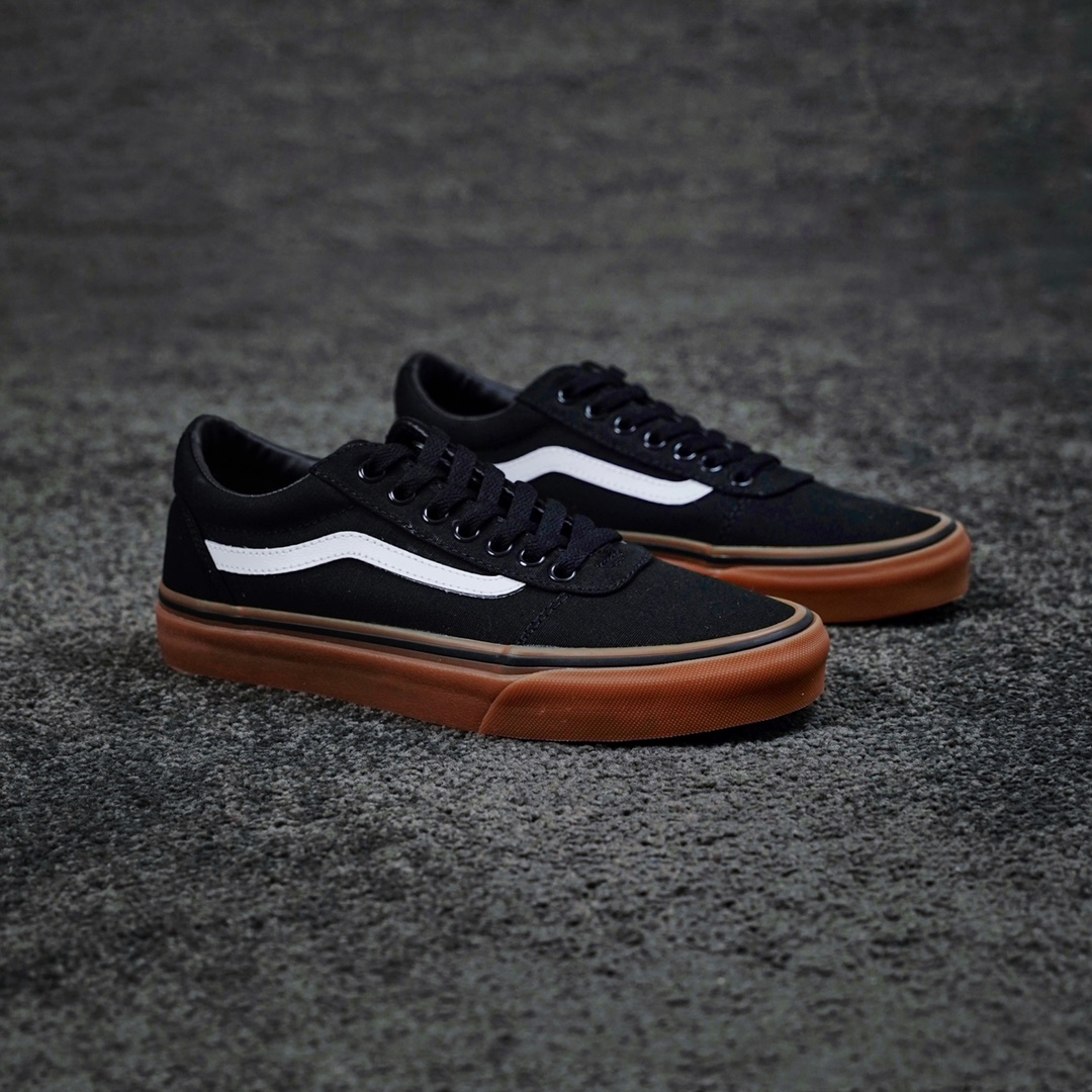 G0 Vans Ward 黑色生胶 官方同步Ward鞋款相比Vans其他鞋款并不为太多人熟悉，鞋面采用全帆布材质，鞋帮海绵填充能够很好的保护脚踝，橡胶鞋底及华夫格纹理，穿着体验舒适耐磨