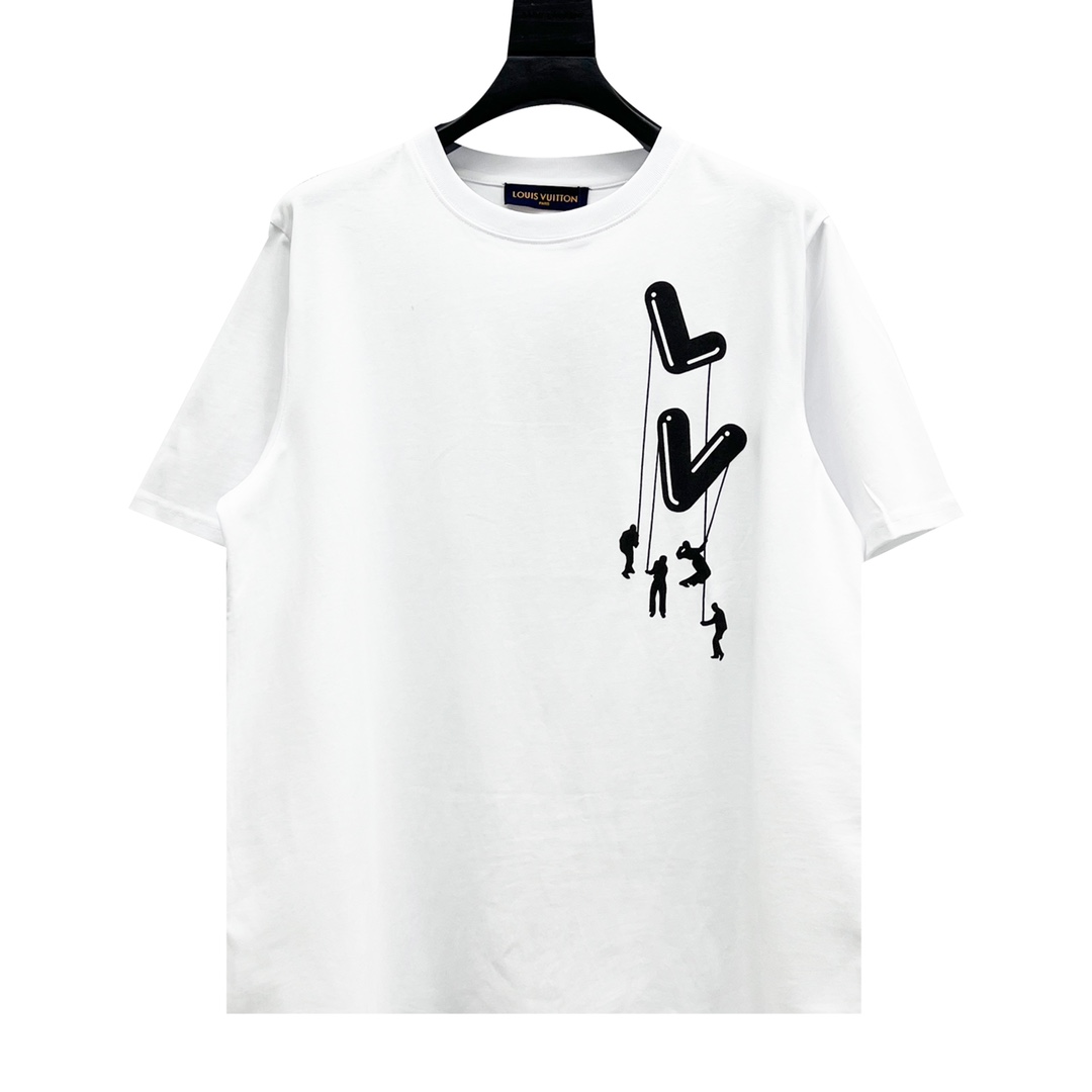 P75 款号Y330 Louis Vuitton/路易威登 23ss 黑白LOGO伞兵短袖 专柜5500元购入，也是当季主线元素，原身布切捆条做罗纹，原版定染颜色，前幅丝网台板手工印花，3D全彩扫描图案做菲林，保证印花图案还原程度达到最高…