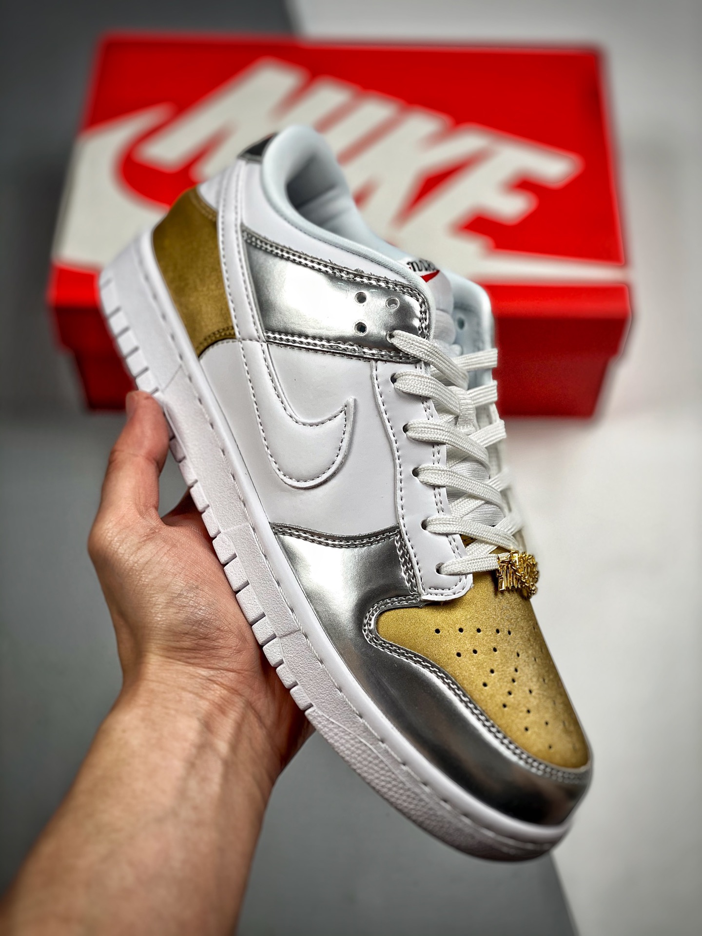 -4 Nk Dunk SB Low blanco/plata/dorado. Fabricado por una gran fábrica con materiales originales de primera capa, edició…