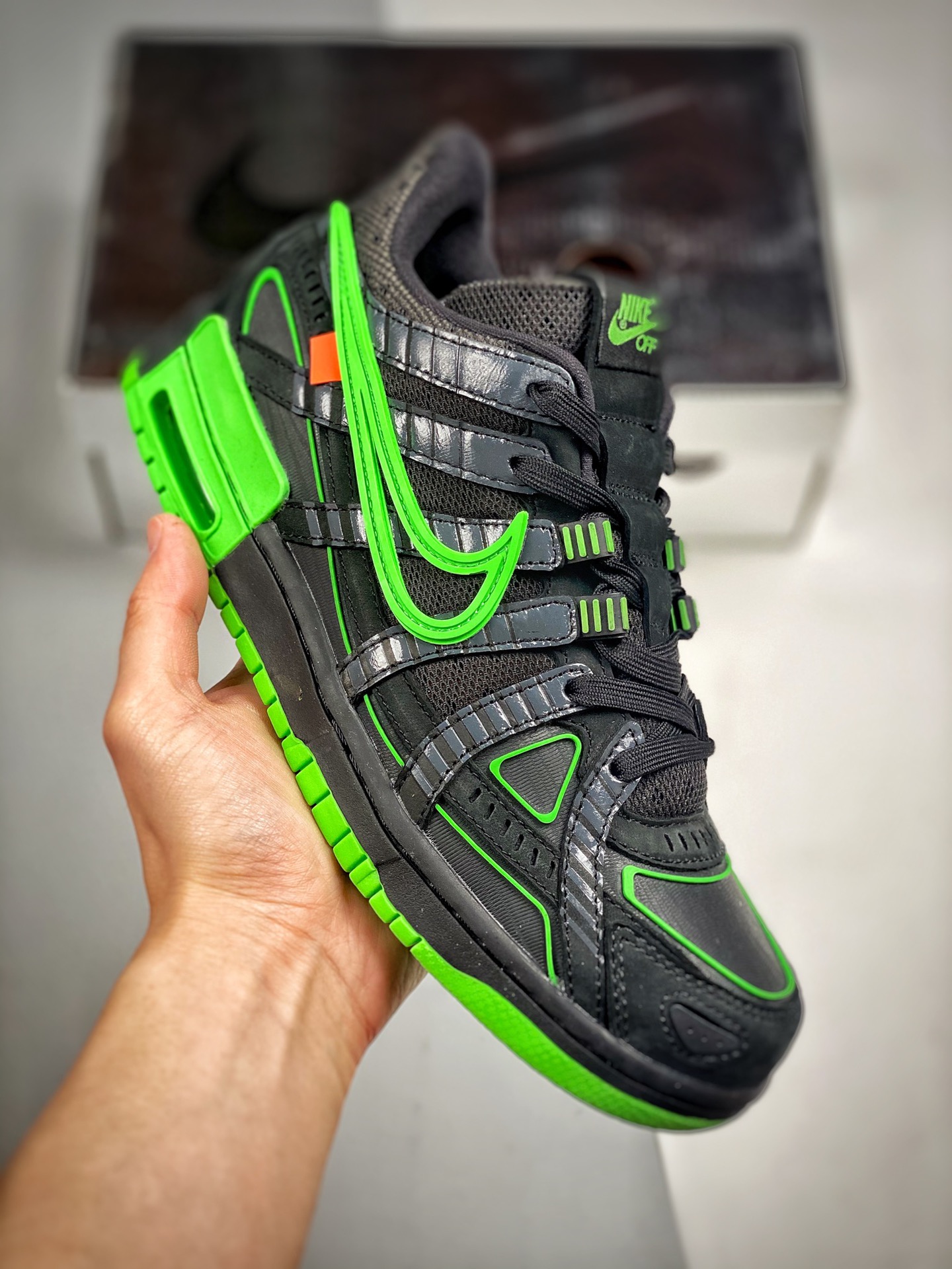 -4 Nike Air Off-White™ x Rubber Dunk negro/verde. Este modelo utiliza el blanco plateado como tono principal, con color…