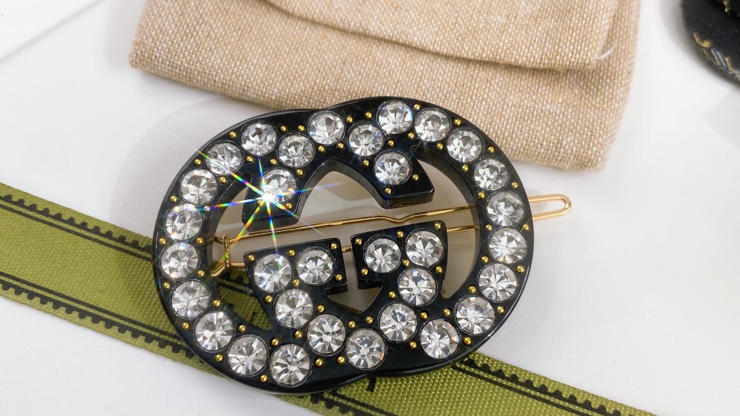Trendy Double-G Hair Clips by Gucci: Elegant, Cute, and Stylish Accessory - 图片 3