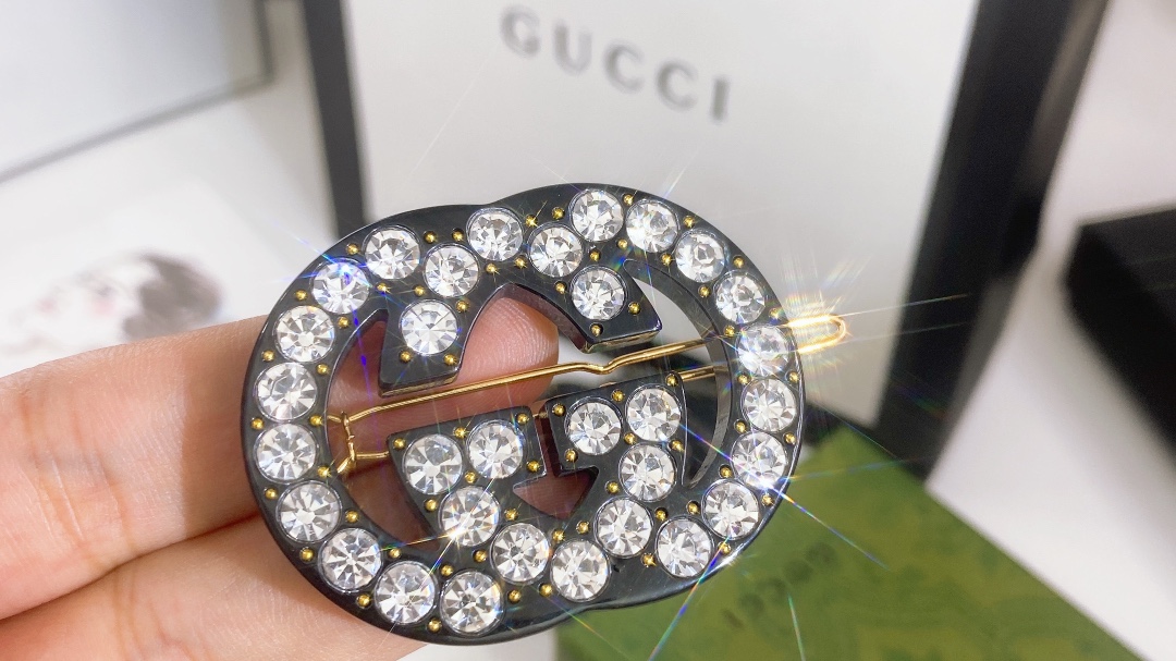Trendy Double-G Hair Clips by Gucci: Elegant, Cute, and Stylish Accessory - 图片 1
