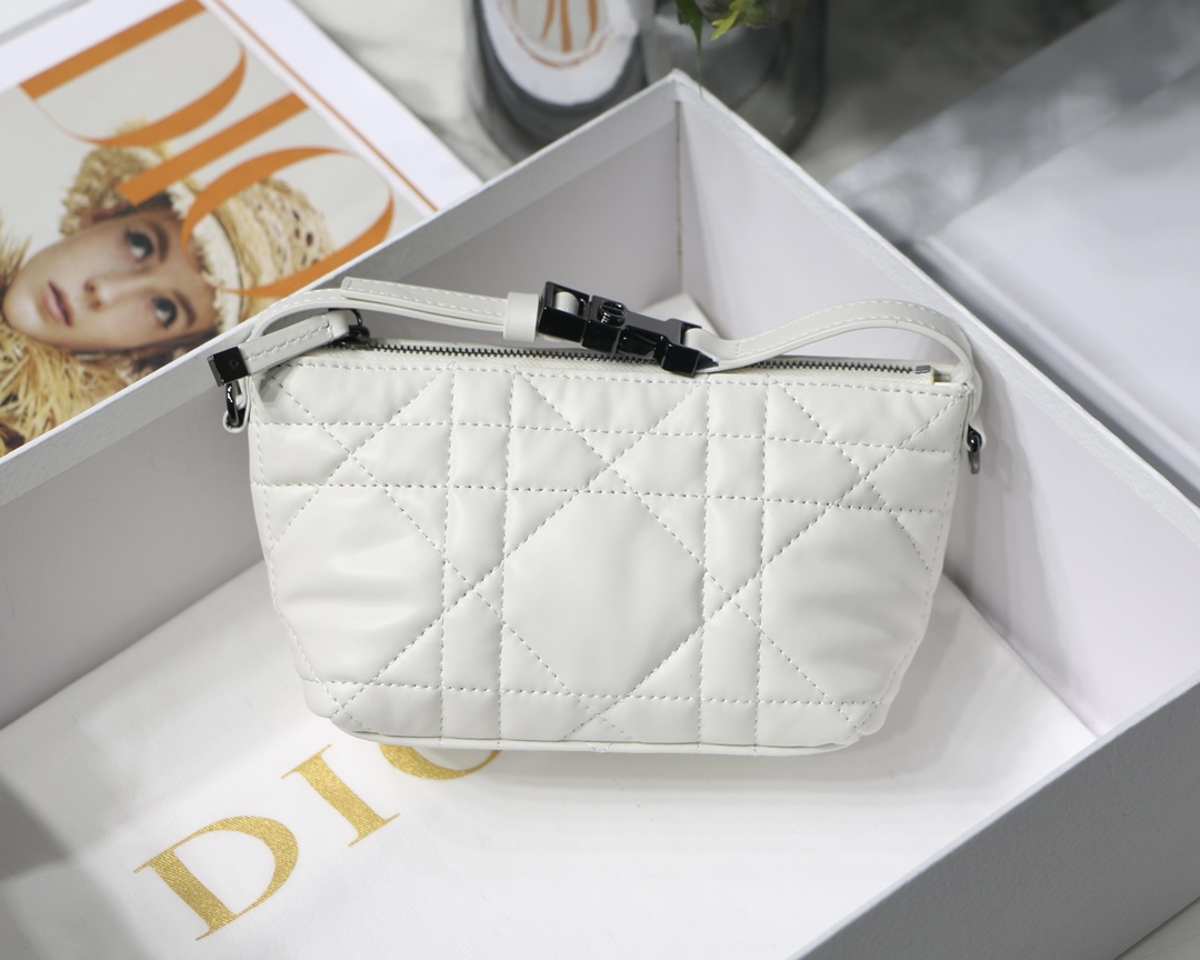 DIOR TRAVEL NOMAD клатч из телячьей кожи с крупным узором каннаж и верхней ручкой