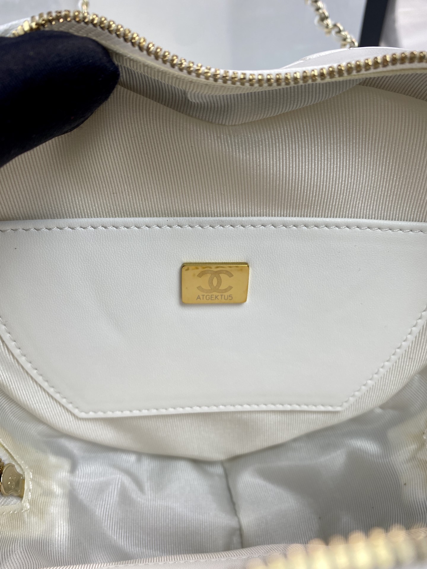 Chanel White Lambskin Heart Bag with Gold-Tone Hardware, 18 x 17 x 5 cm 9 i1652320926 3507 8