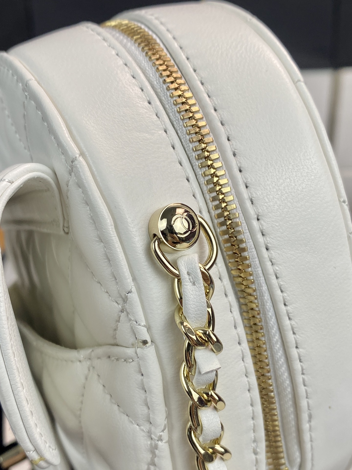Chanel White Lambskin Heart Bag with Gold-Tone Hardware, 18 x 17 x 5 cm 7 i1652320926 4345 6