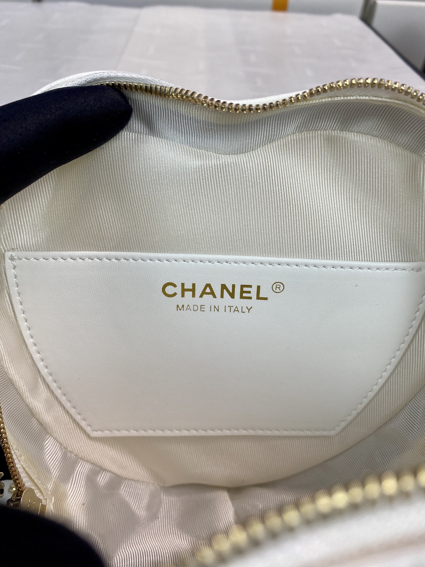 Chanel White Lambskin Heart Bag with Gold-Tone Hardware, 18 x 17 x 5 cm 8 i1652320926 4690 7