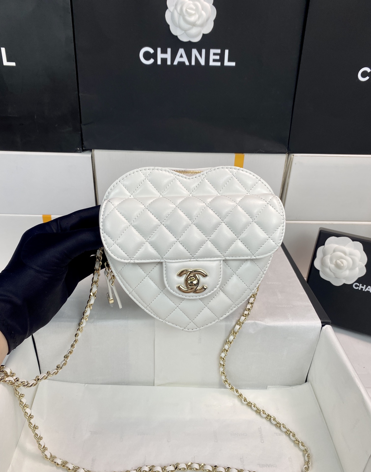 Chanel White Lambskin Heart Bag with Gold-Tone Hardware, 18 x 17 x 5 cm 1 i1652320926 6296 0