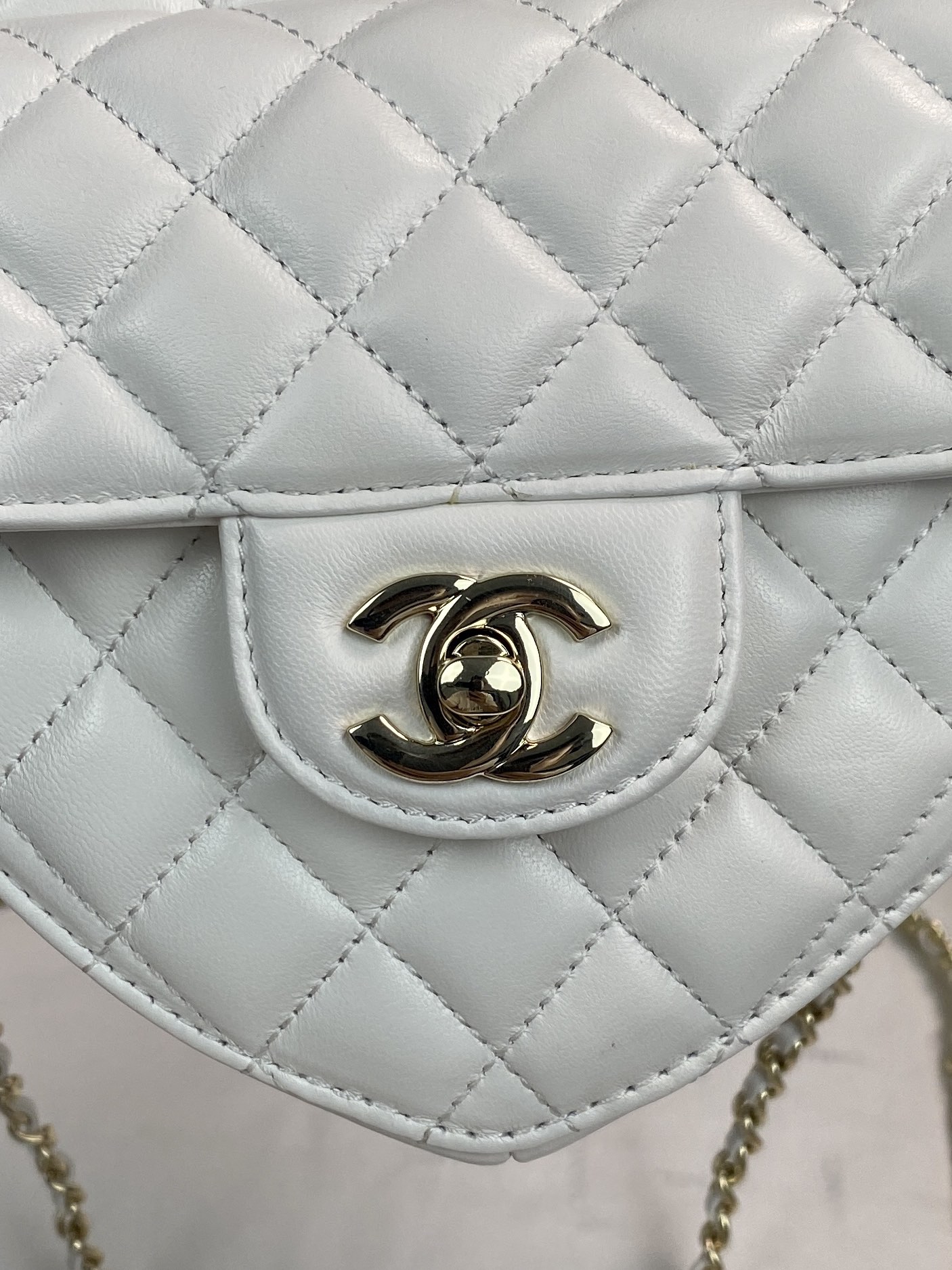 Chanel White Lambskin Heart Bag with Gold-Tone Hardware, 18 x 17 x 5 cm 3 i1652320926 798 2