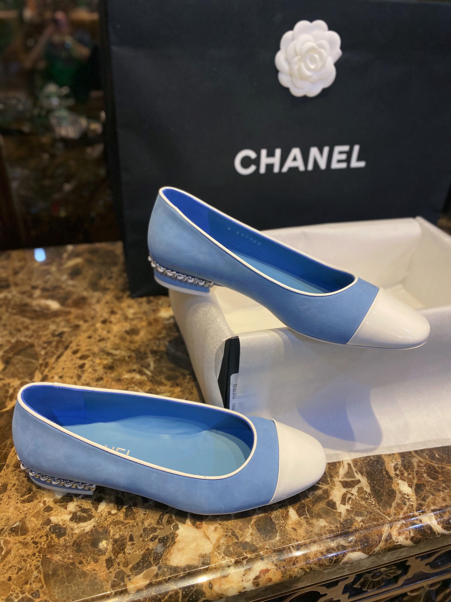 Chanel Sapatos Sapatas lisas Azul Branco Correntes