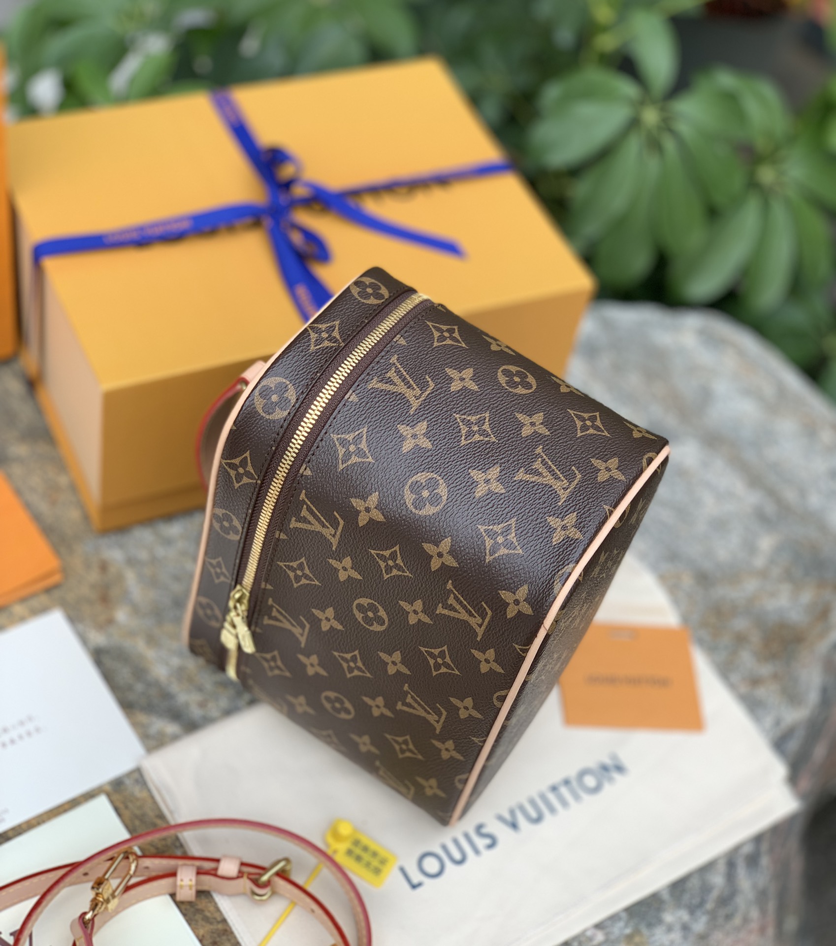 非市场普通货 进口皮料半钢五金 m42265尺寸‬24 x 18 x 14.5 cm能装下全世界的NIC